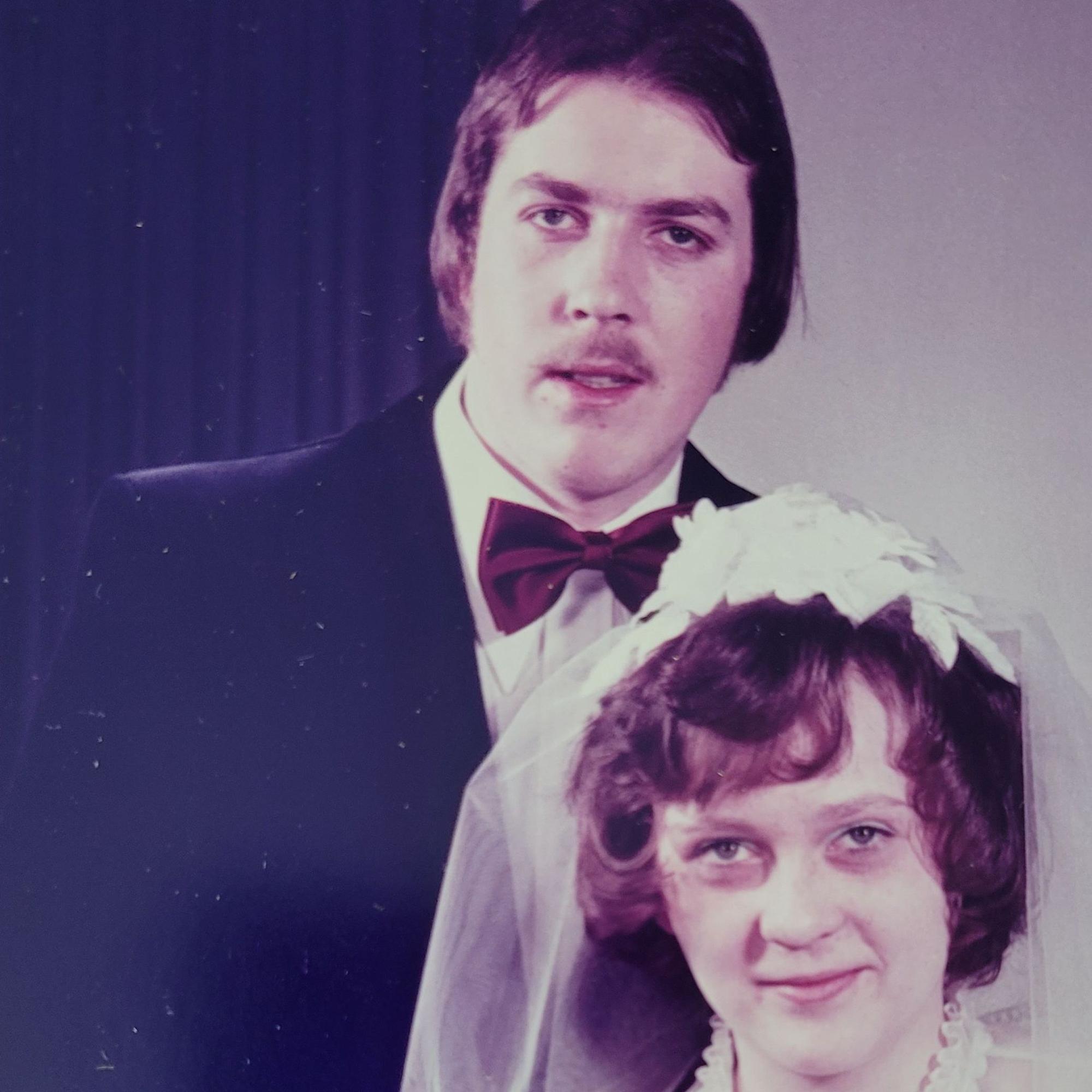 Die Eheleute nach der kirchlichen Hochzeit.