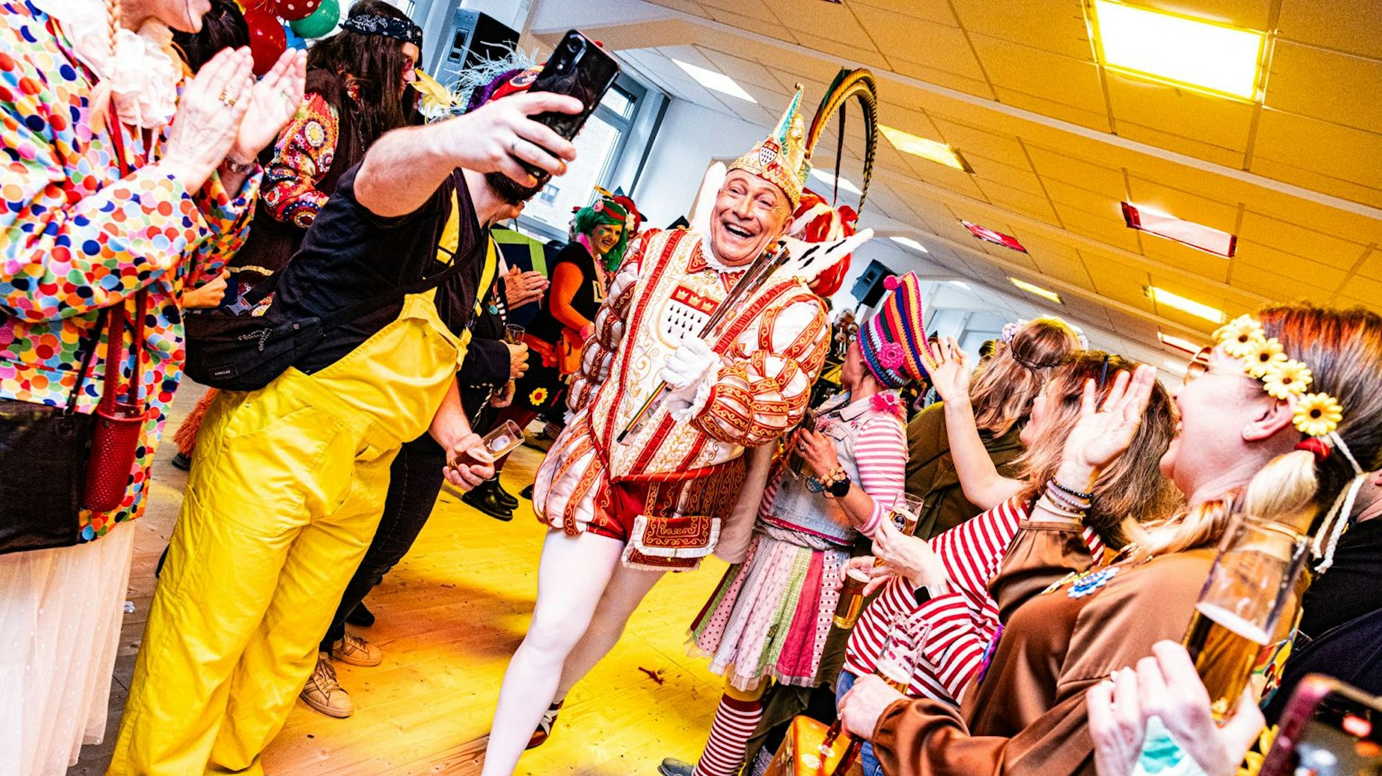 Einmol Prinz zo sin – und dann mit Bauer und Jungfrau bei der Rundschau einlaufen. Das Dreigestirn wurde umjubelt.