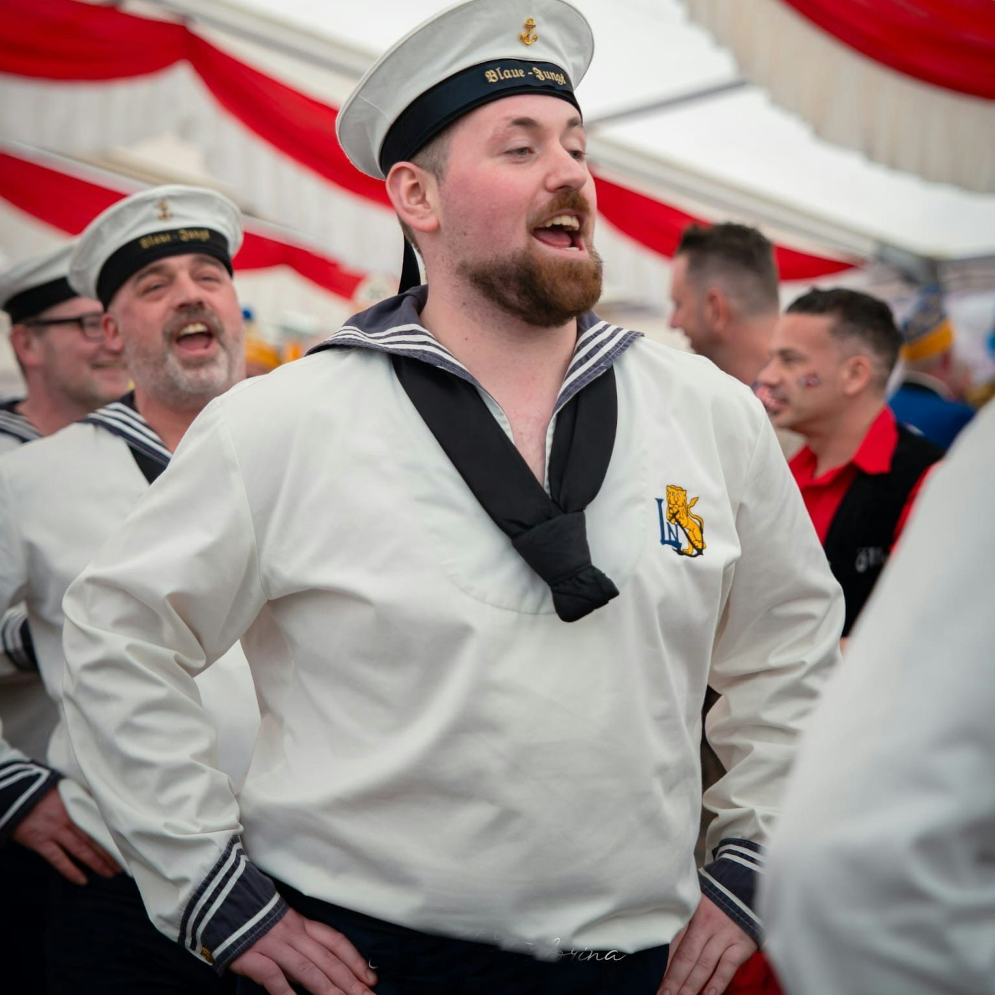 Auf dem Bild ist ein Tänzer im Matrosenhemd zu sehen.