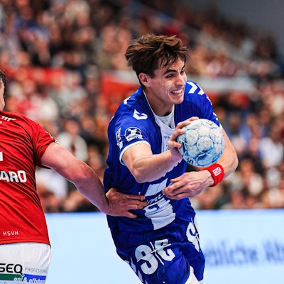 VfL-Handballer Julian Köster im Angriffsspiel gegen Hamburg.