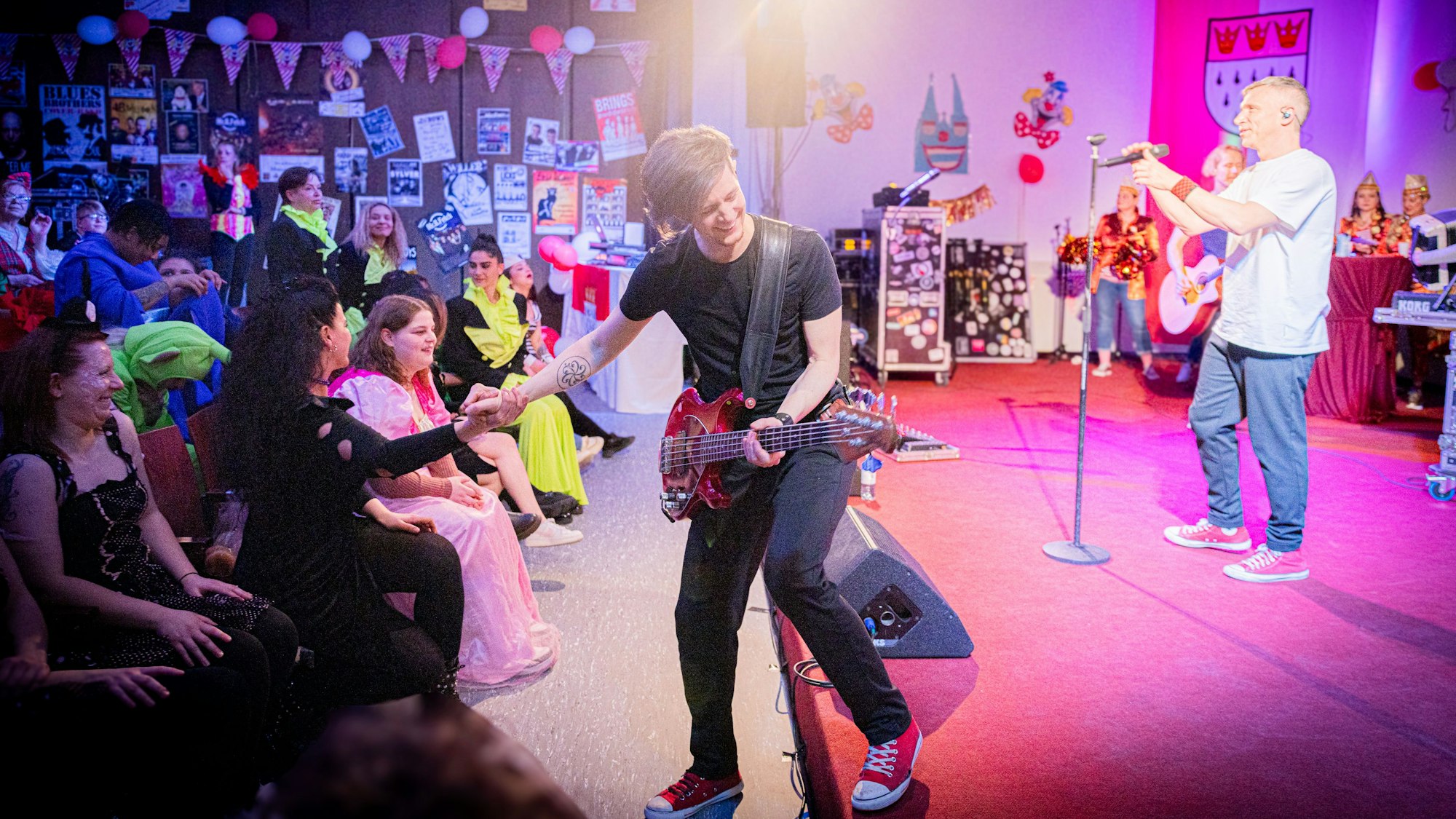 Kasalla-Bassist Sebastian Wagner bescherte einer Insassin der JVA einen wahrscheinlich unvergesslichen Moment.