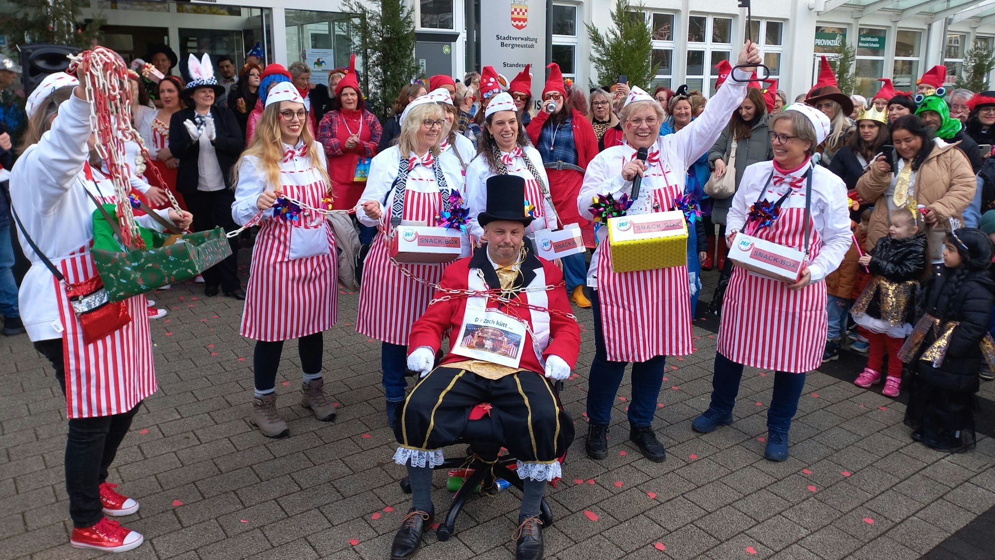 Die Stephinchen führten den Rathaussturm an, verkleidet als mobile Verkäuferinnen.