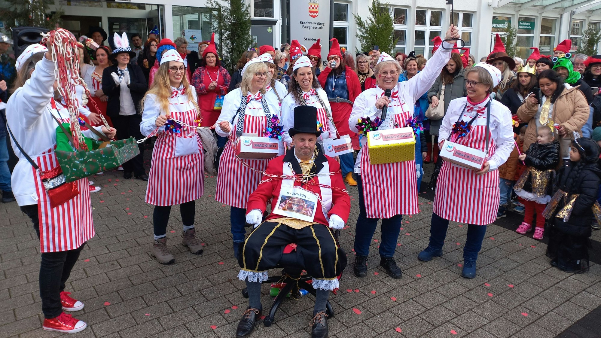 Die Stephinchen führten den Rathaussturm an, verkleidet als mobile Verkäuferinnen.