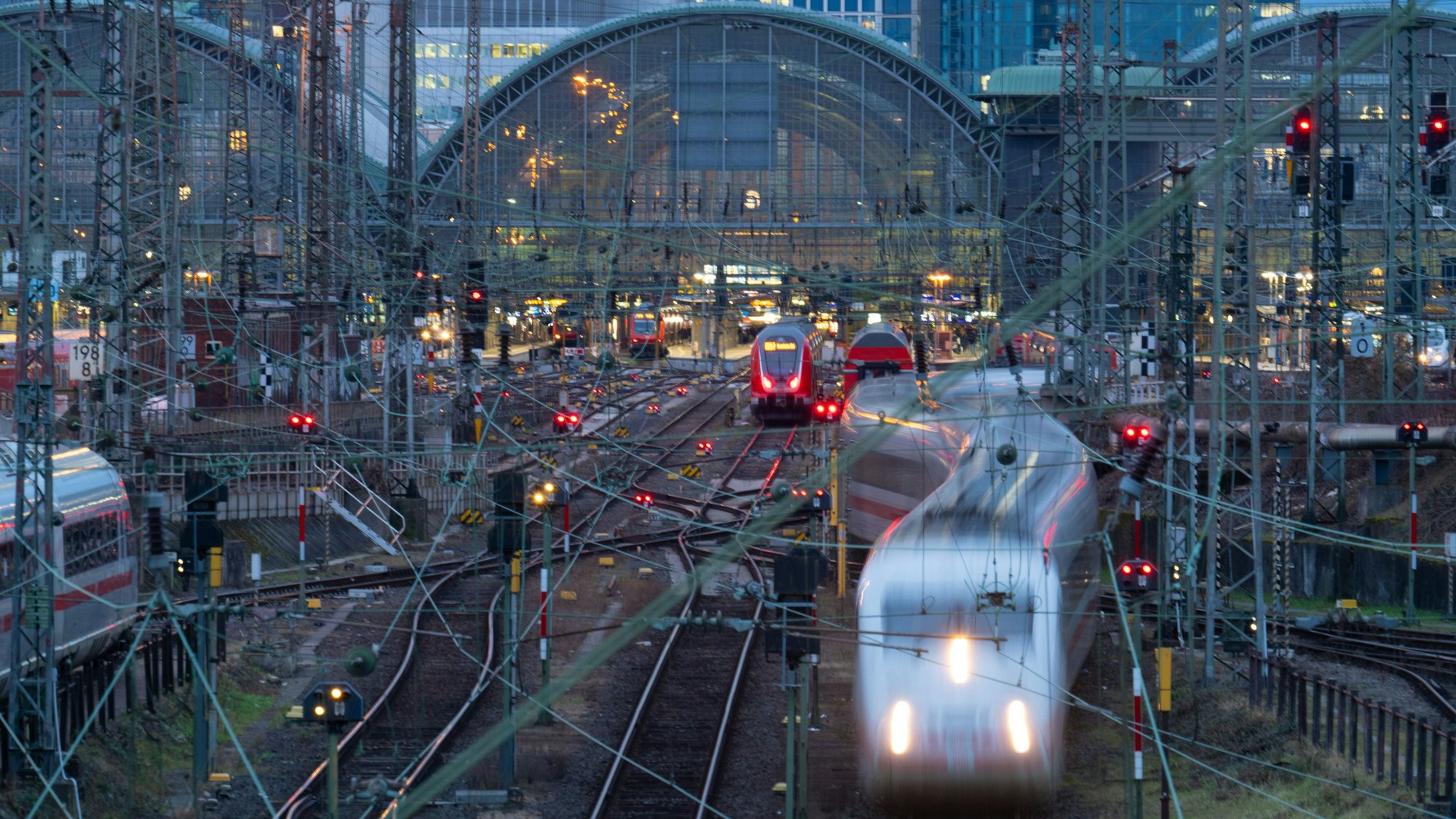 Züge verkehren am Hauptbahnhof in Frankfurt.