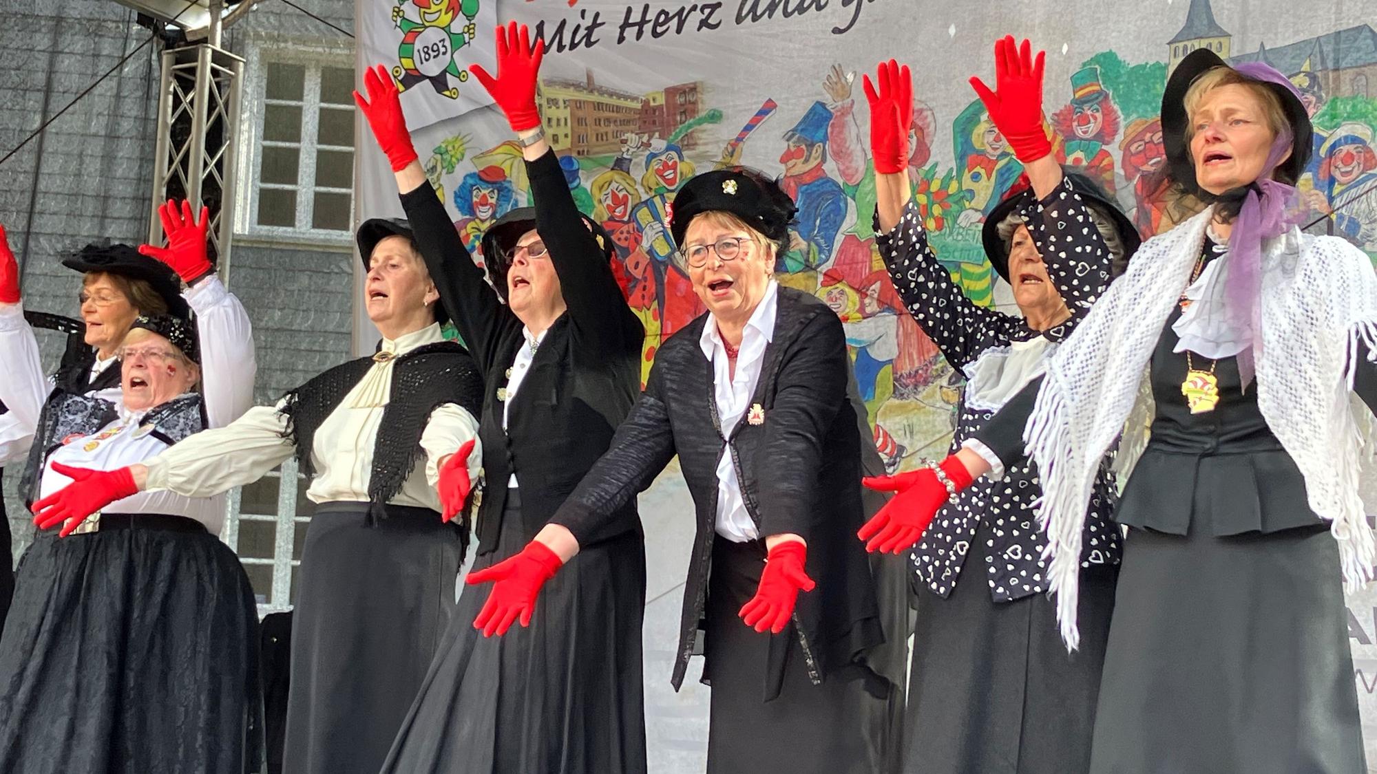 Die Engelskirchener Möhnen bei einem Tanz auf der Bühne.