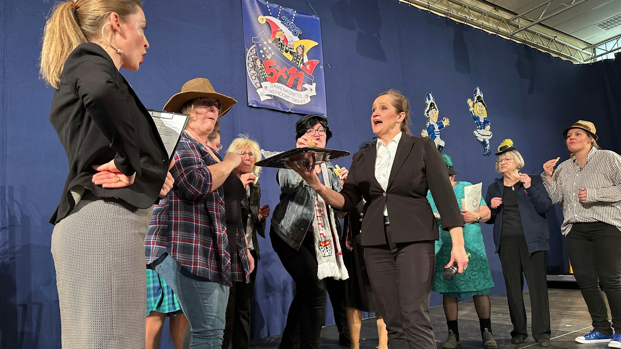 Das Damenkomitee Meindorf im Museum ohne Bilder an der Wand.