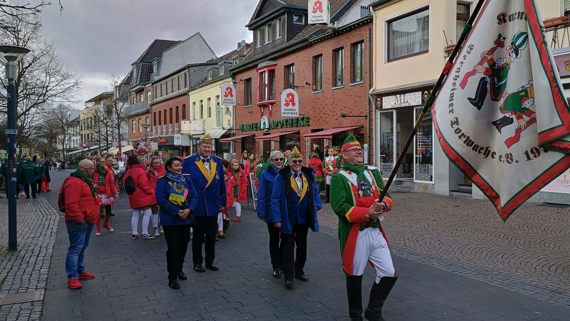 Voran gehen Jecken der Lindenthaler Lappen, erkennbar an ihren Kostümen, die aus vielen Flicken bestehen.