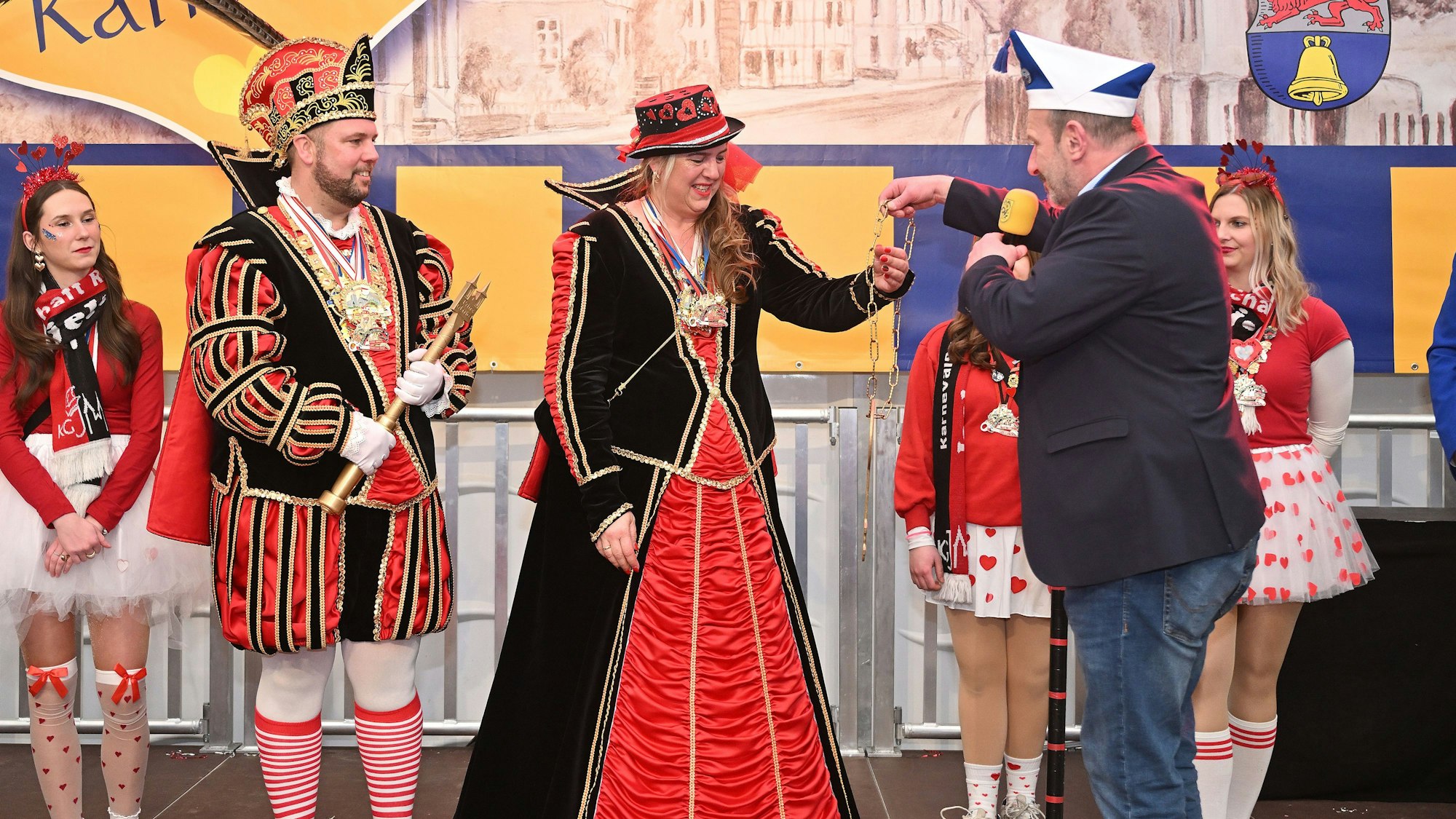 Bürgermeister Christoph Nicodemus übergibt Schlüssel zum Rathaus an Prinzenpaar.