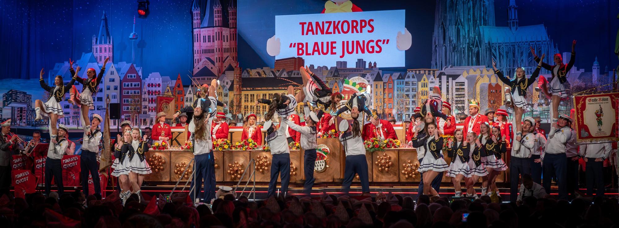 Auf dem Bild ist die Tanzgruppe auf der Bühne zu sehen.