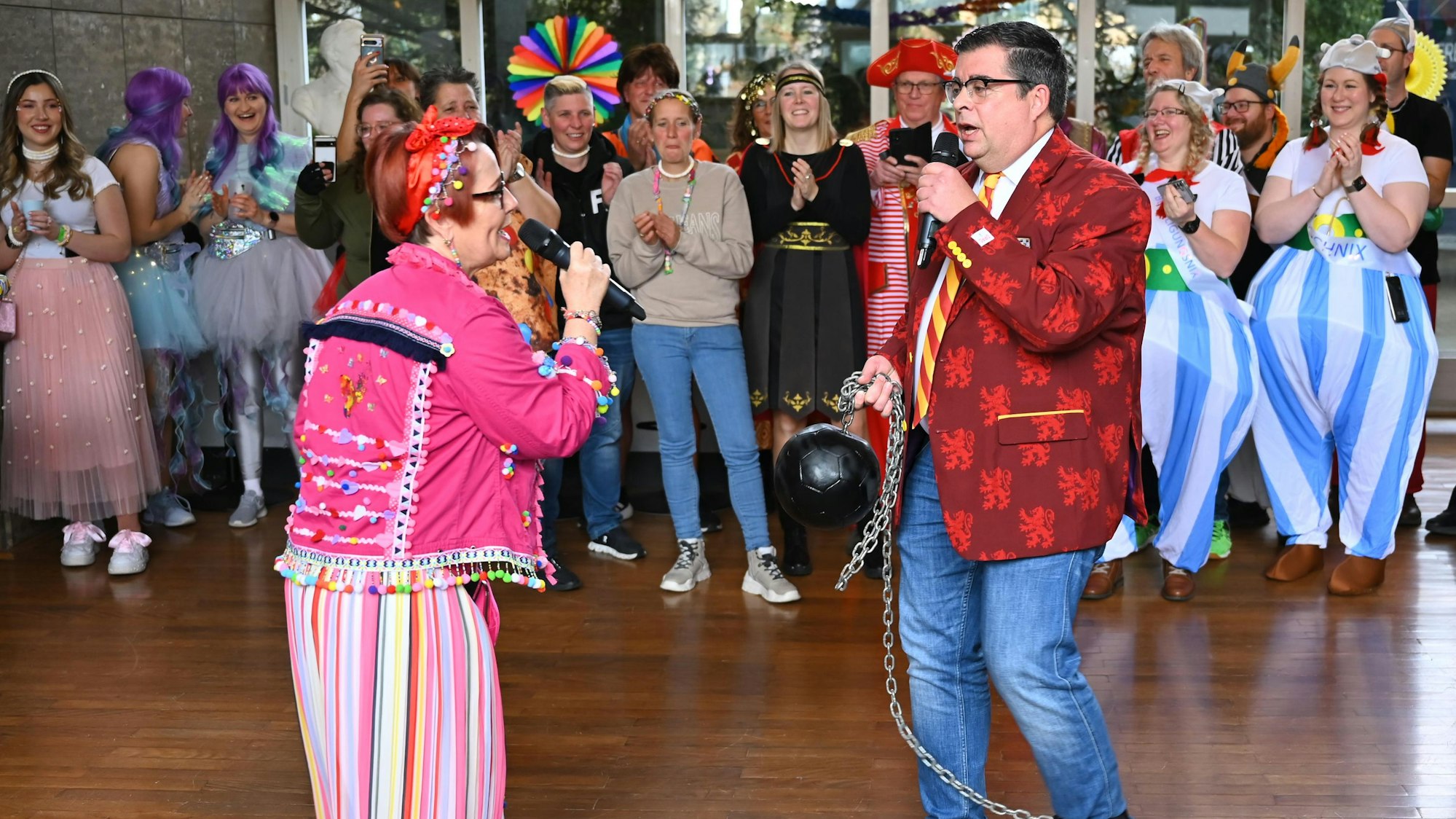 Gummersbachs Bürgermeister Frank Helmenstein, als Harry Potter verkleidet, bei einem Tanz mit einer verkleideten Frau.