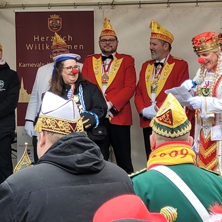 Beim Rathaussturm in Rösrath vertrat Jungfrau Bärbelchen (r.) das jecke Weibervolk und lieferte sich einen Schlagabtausch mit Bürgermeisterin Bondina Schulze (l.).