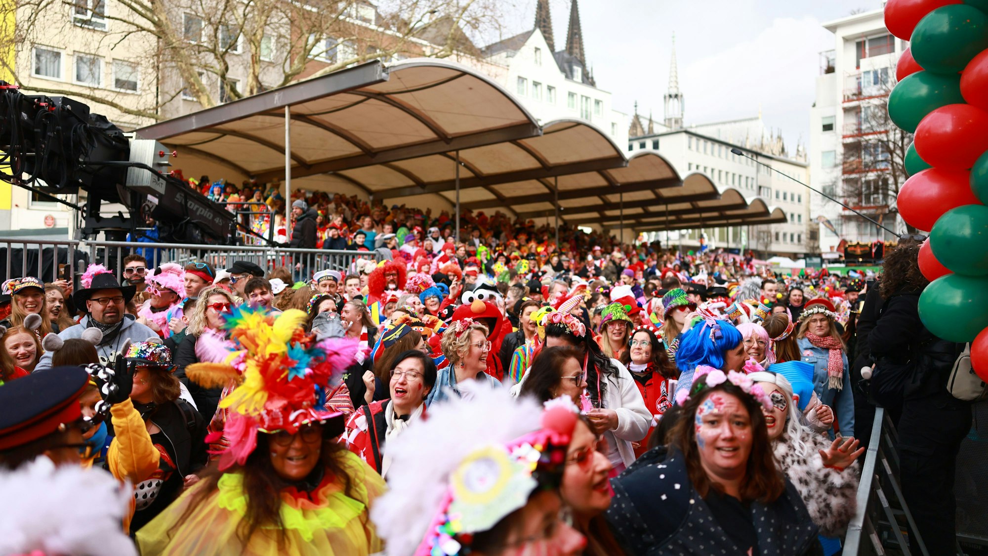Jecken beginnen in ihren Kostümen auf dem Alter Markt den Karneval zu feiern.