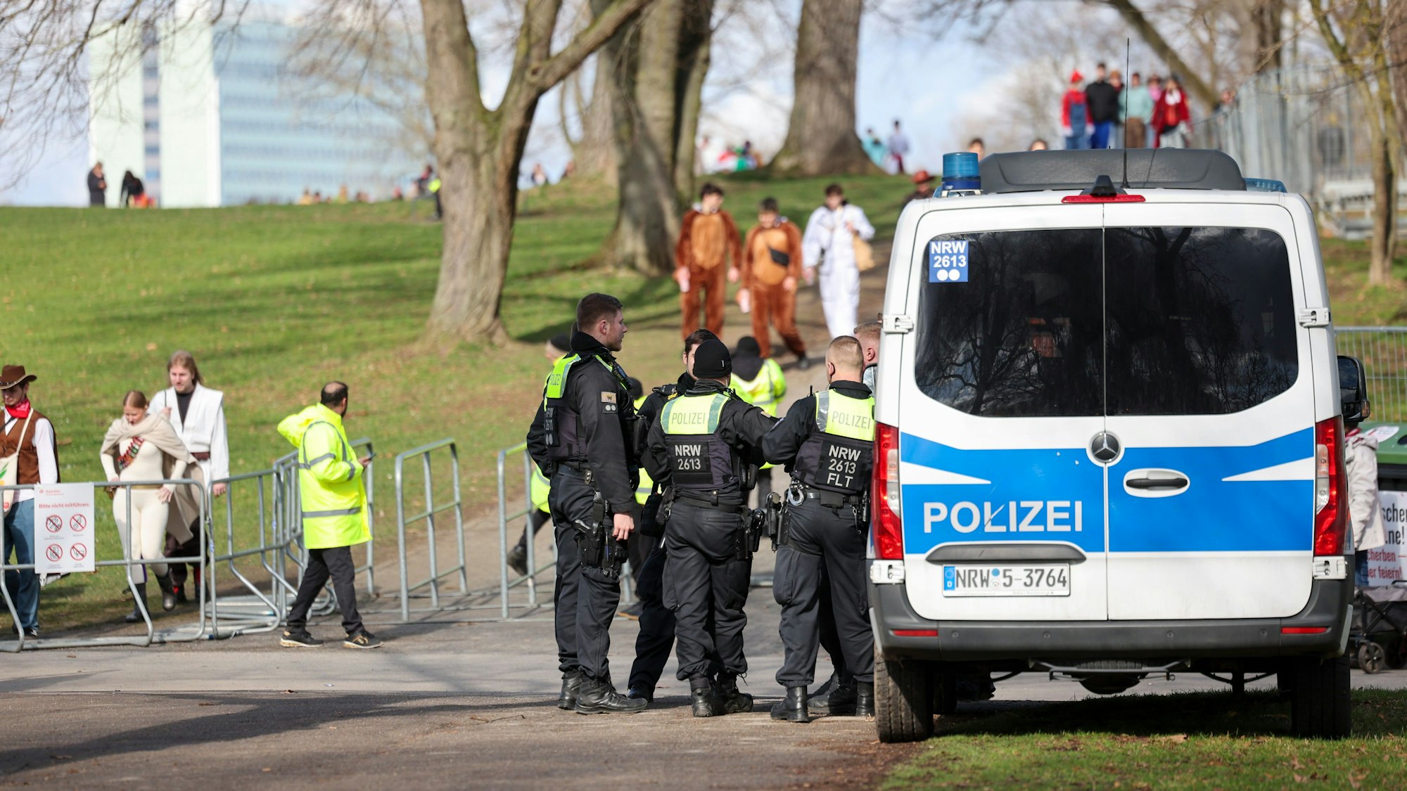 Der Hiroshima-Nagasaki-Park wird noch großflächiger abgesperrt als an Weiberfastnacht.