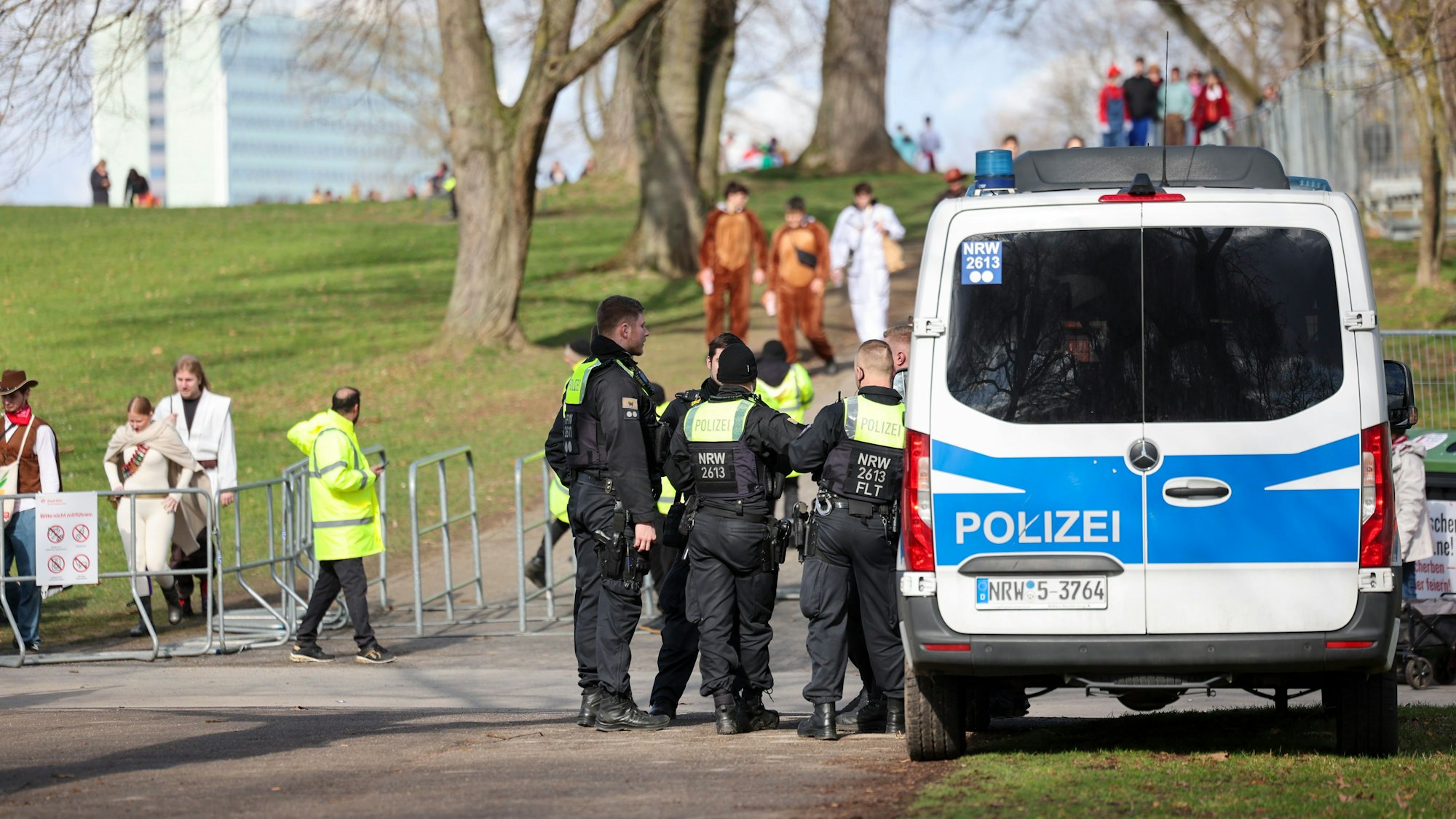 Die Polizei war mit einem Großaufgebot im Kwartier Latäng vertreten.