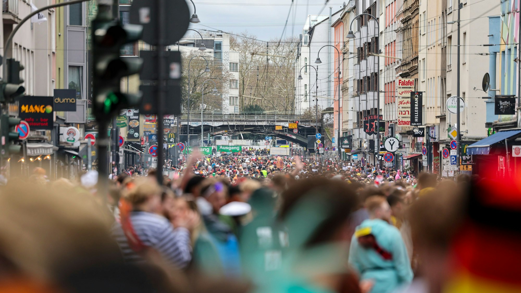 Die Zülpicher Straße um die Mittagszeit.