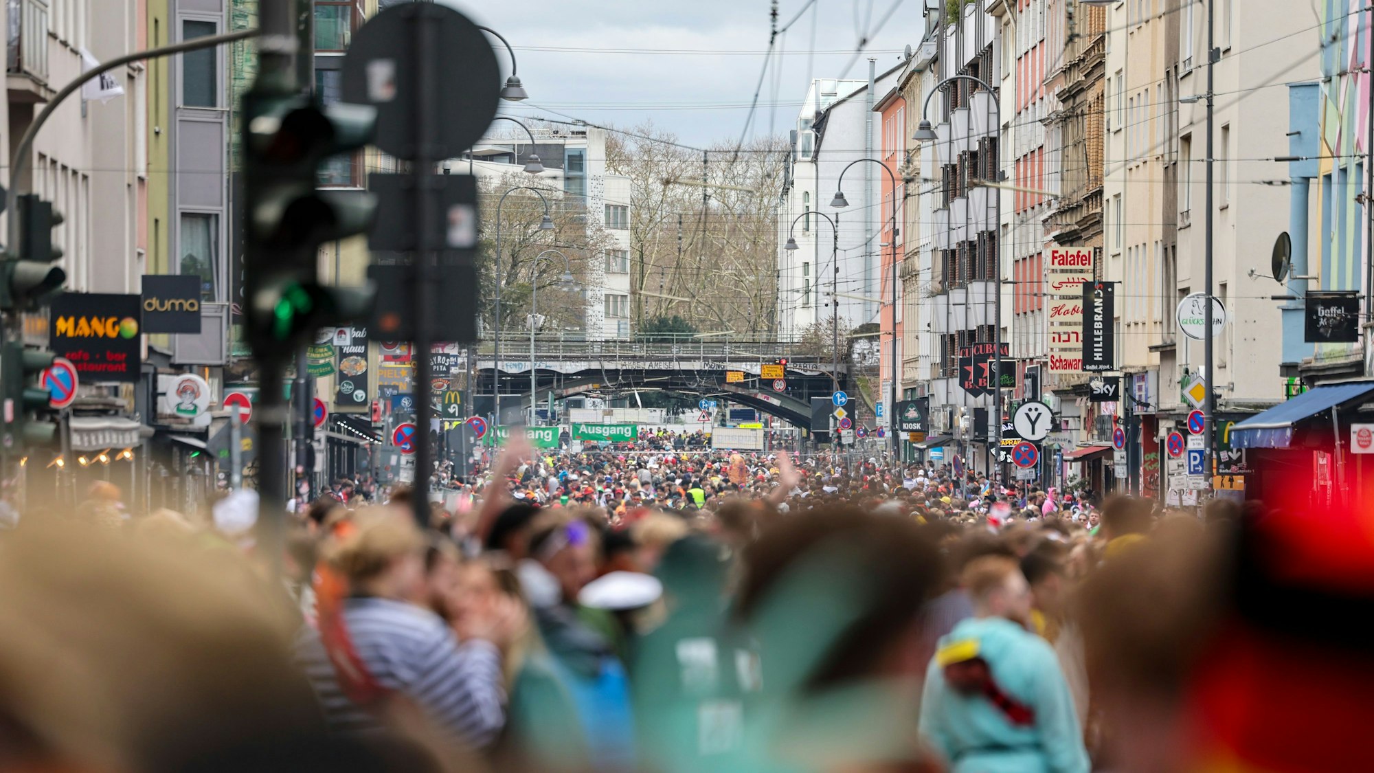 Blick auf die Zülpicher Straße an Weiberfastnacht 2025