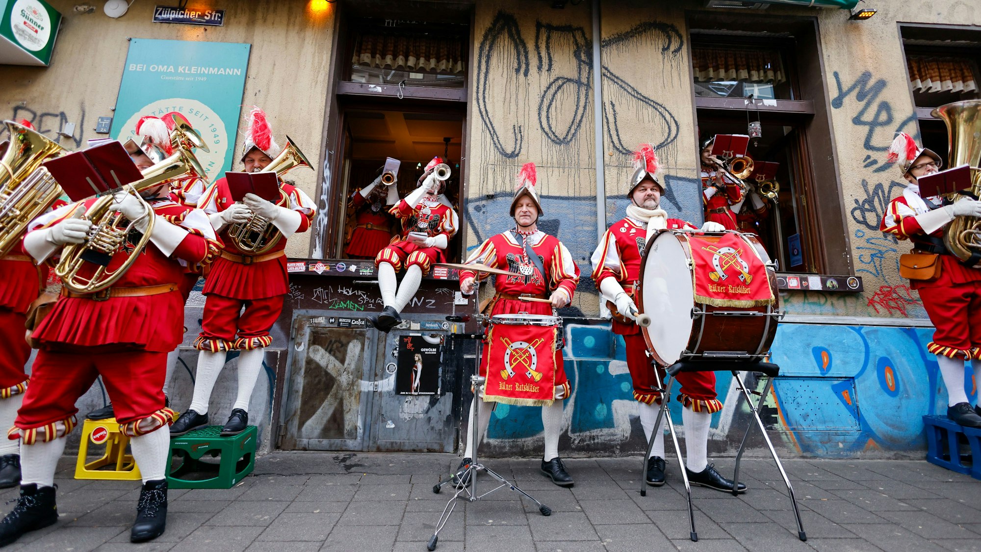Die Kölner Ratsbläser traten überraschend auf der Zülpicher Straße auf.