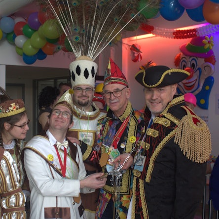 Rathauserstürm,ung in Much: Das Dregestirn vom Eichhof eroberte den verwaltungssitz von Bürgermeister Norbert Büscher (2.v.rr.)