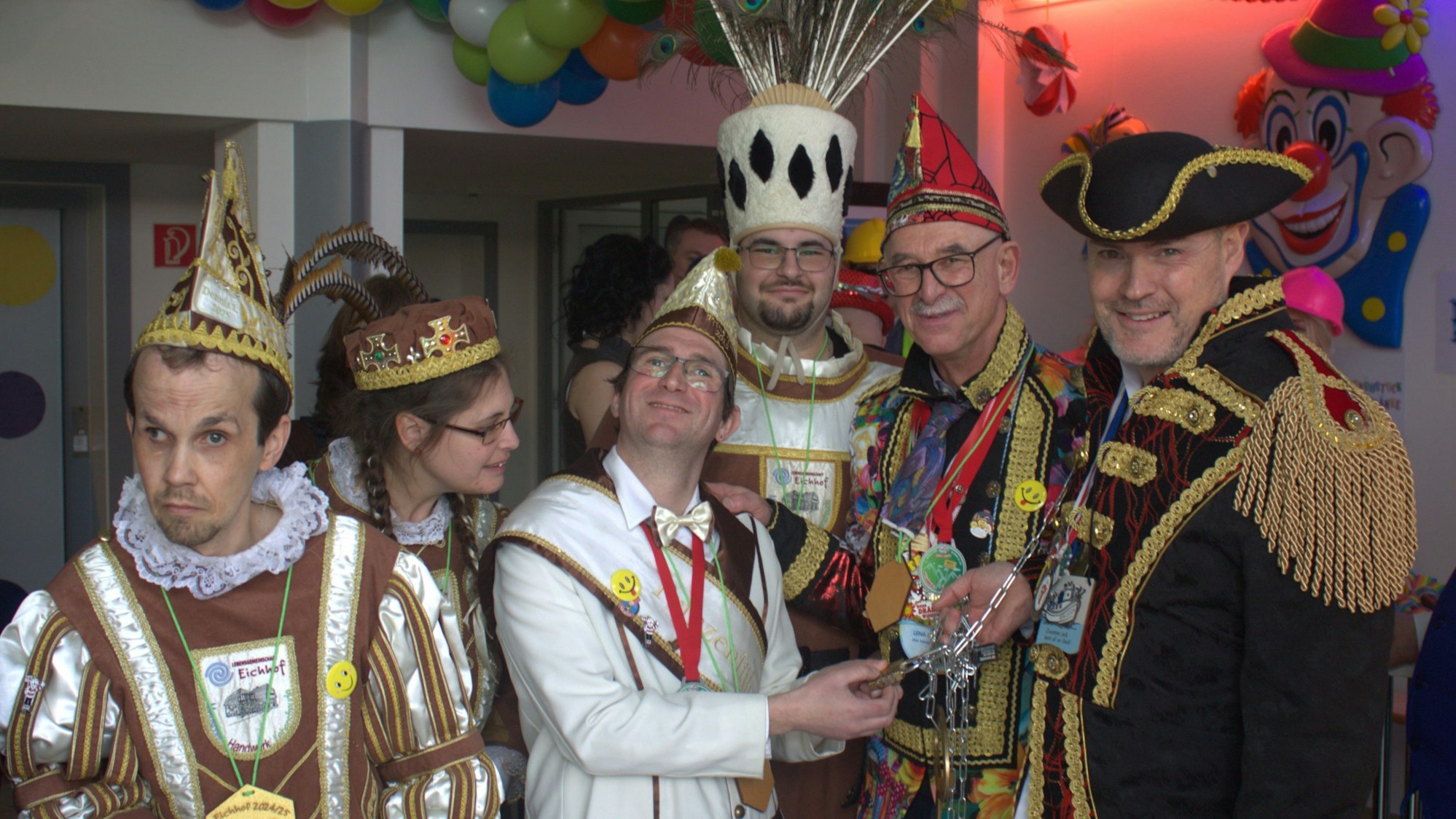 Rathauserstürm,ung in Much: Das Dregestirn vom Eichhof eroberte den verwaltungssitz von Bürgermeister Norbert Büscher (2.v.rr.)