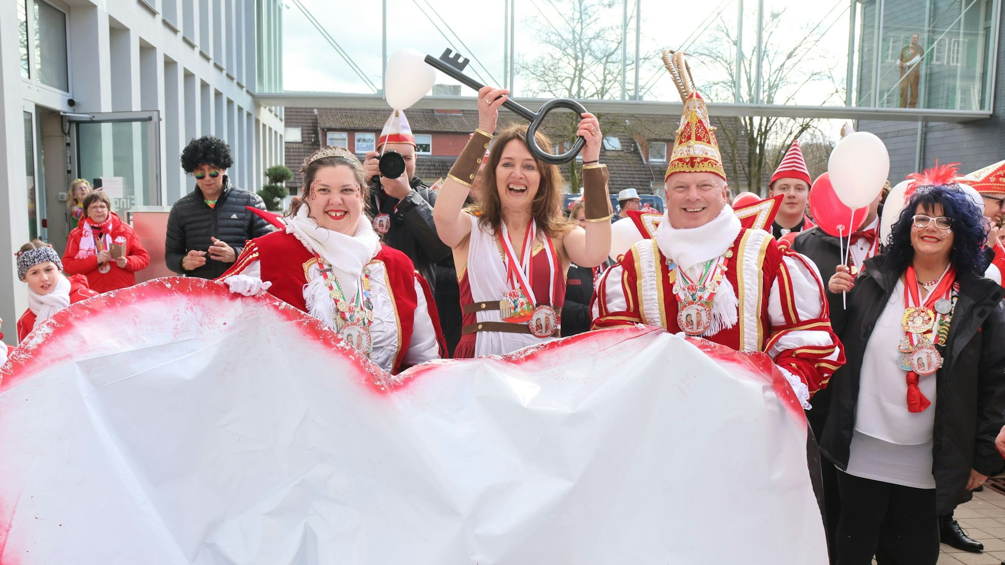 Das Schönenbacher Prinzenpaar mit Bürgermeisterin Weber, die einen großen Schlüssel in die Höhe hält.