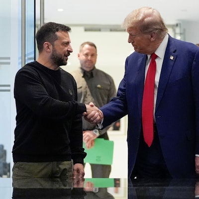 Donald Trump gibt dem ukrainischen Präsidenten Wolodymyr Selenskyj im Trump Tower bei einem Treffen die Hand. (Archivbild)