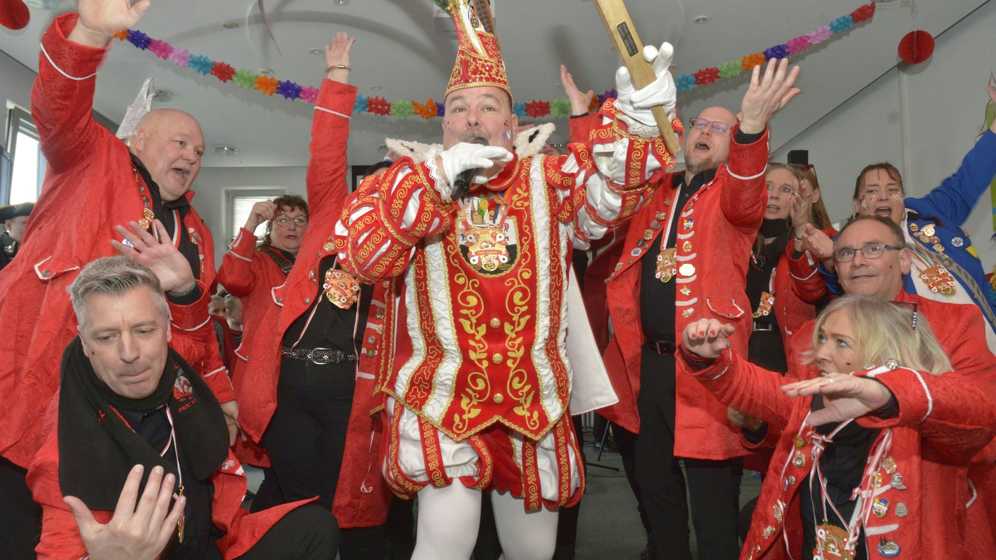 Der Prinz kütt: Im Lindlarer Rathaus war die Stimmung famos.
