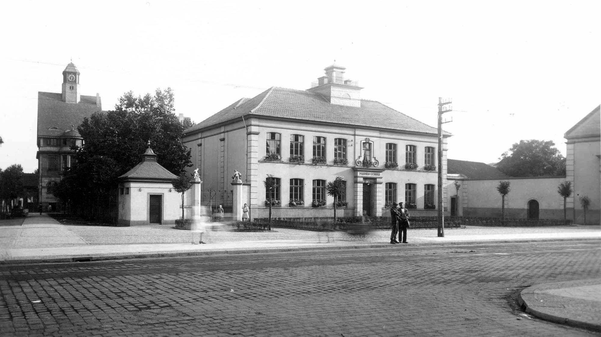 Auf dem Foto ist eine historische Aufnahme der ehemaligen Marienschule zu sehen.