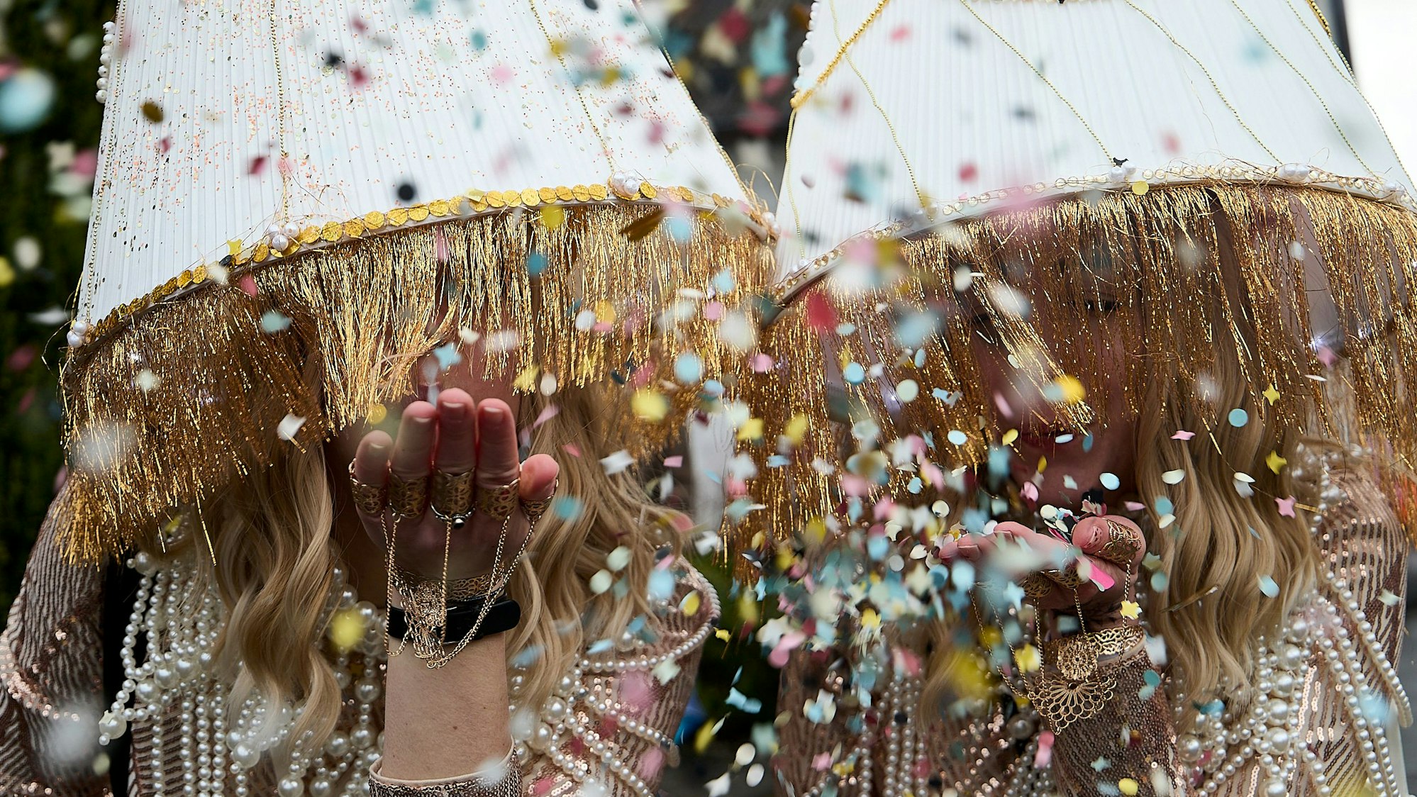 Als Stehlampen hatten sich Alice Neuwaldt und Nathalie Dyck im Karnevalszug in Blankenheimerdorf verkleidet.