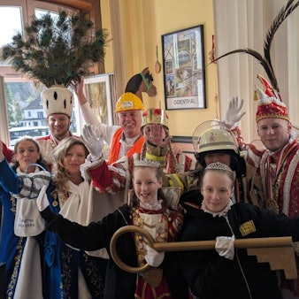 Dreigestirne halten einen goldenen Schlüssel in der Hand.