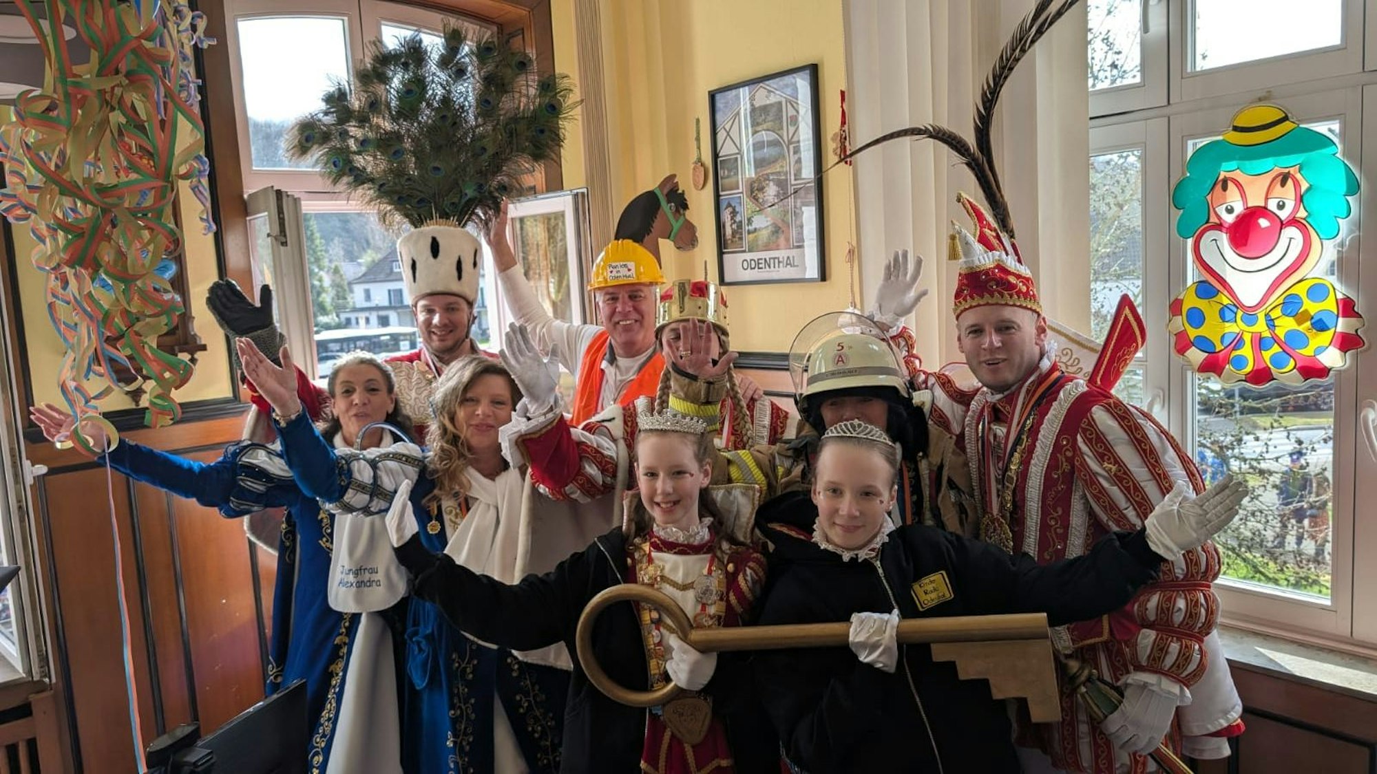 Dreigestirne halten einen goldenen Schlüssel in der Hand.