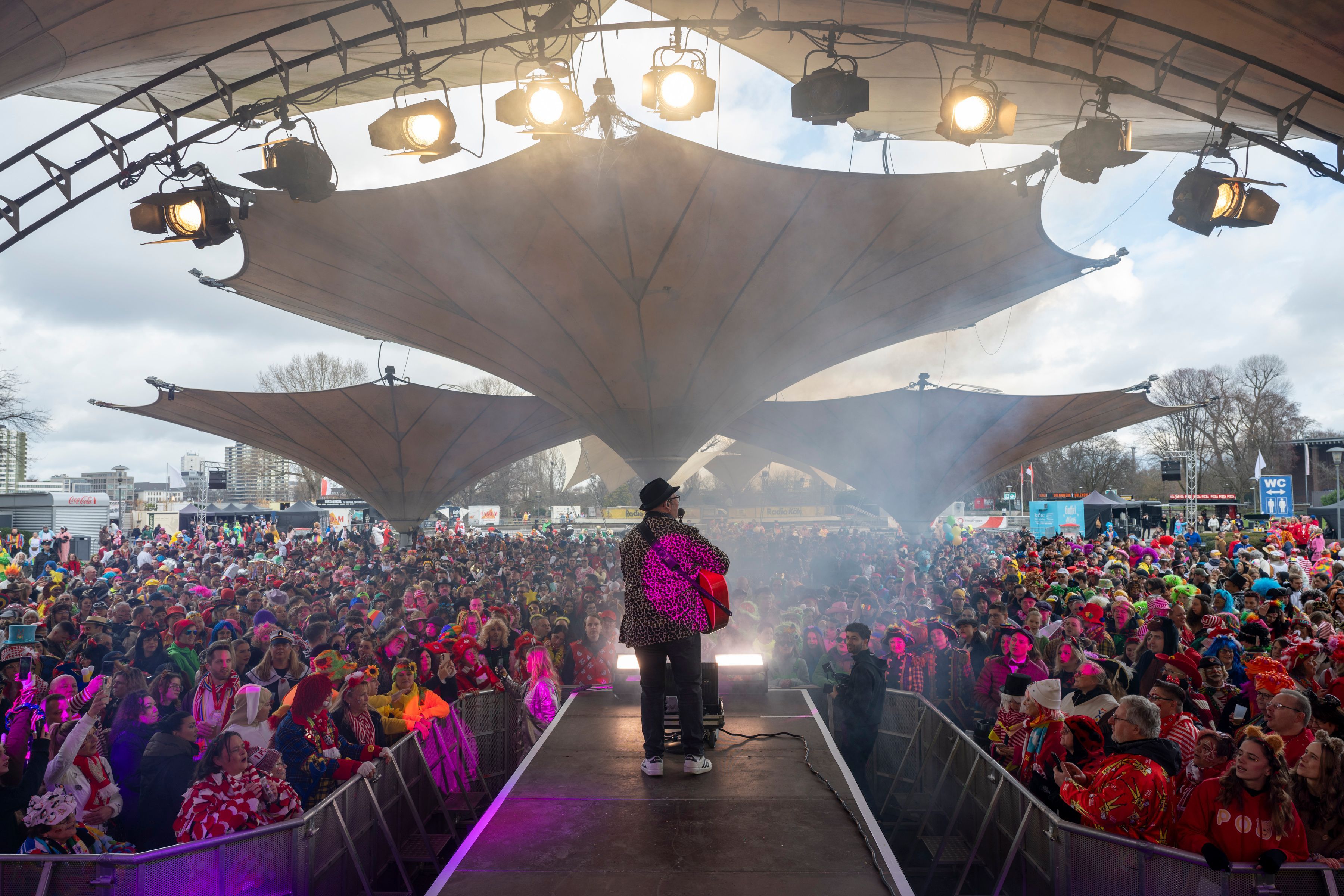 Der Tanzbrunnen zieht jährlich mehrere hunderttausend Menschen an – wie hier bei der Weiberfastnacht 2025. (Archivbild)
