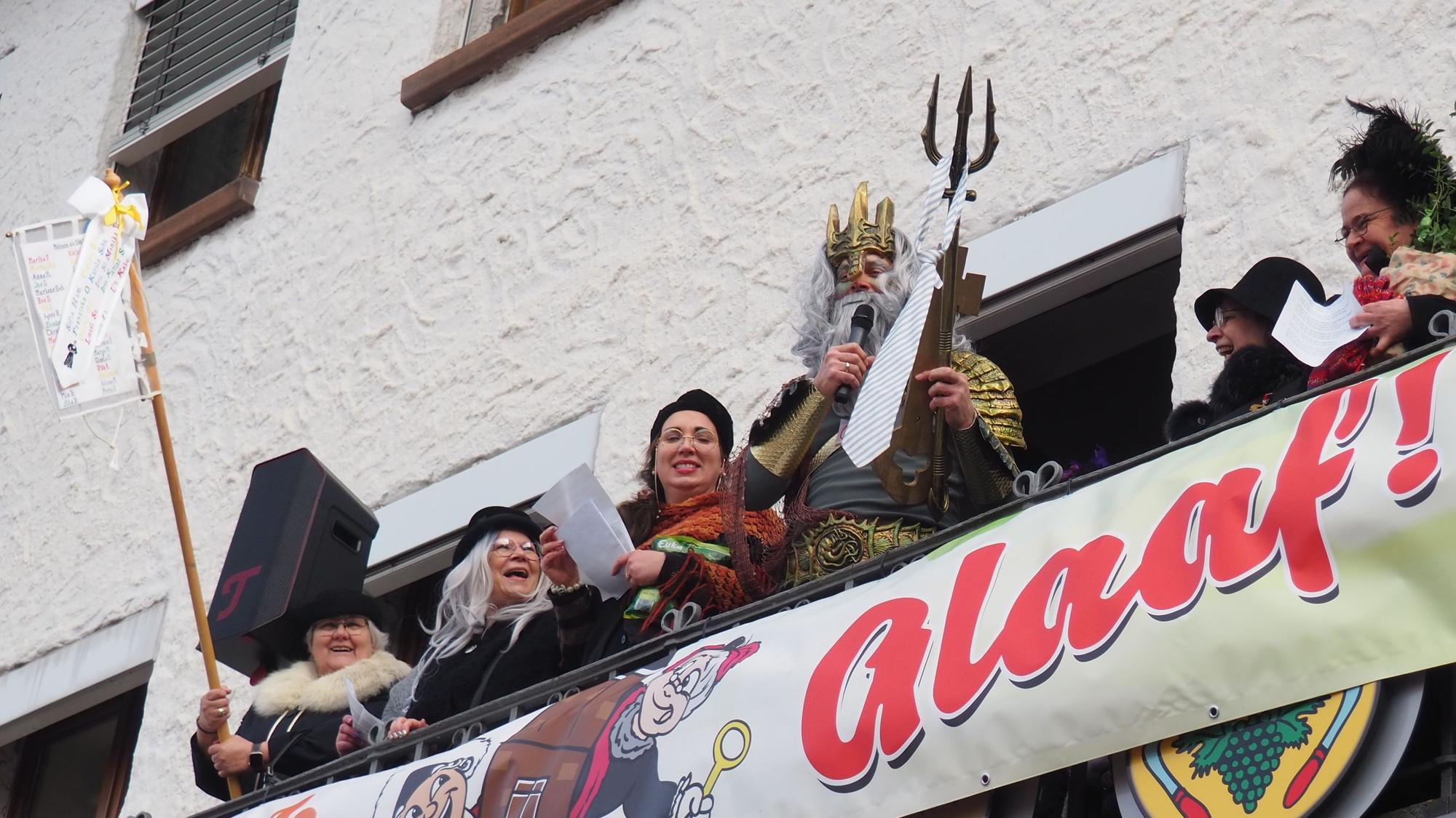 Zülpichs Bürgermeister Ulf Hürtgen ist als Neptun verkleidet und versucht am Weiberdonnerstag, mit dem Dreizack das Rathaus zu verteidigen.