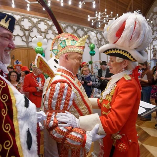 Kölns Oberbürgermeisterin Henriette Reker an Weiberfastnacht im Rathaus den Prinzen René.