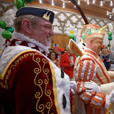 Kölns Oberbürgermeisterin Henriette Reker an Weiberfastnacht im Rathaus den Prinzen René.