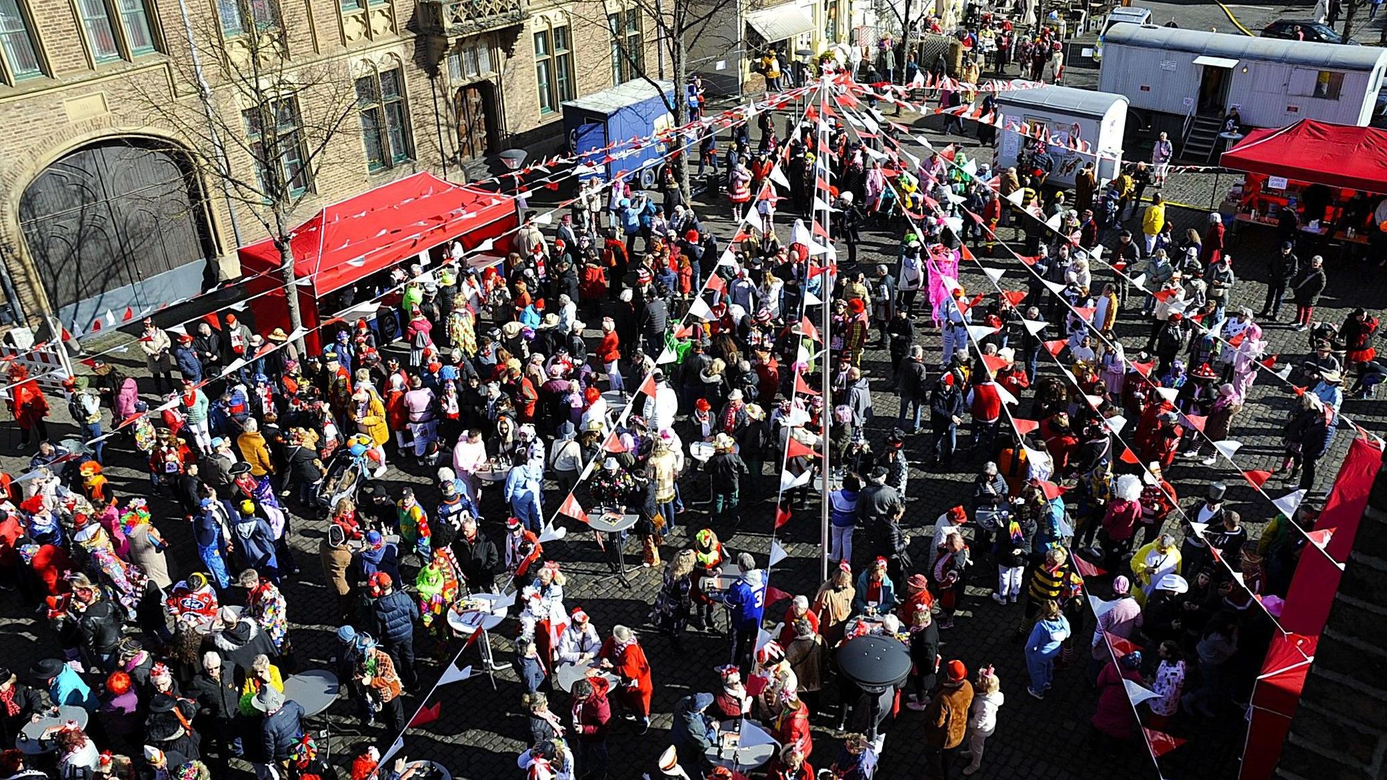 Der Lechenicher Marktplatz steht voll mit Menschen.