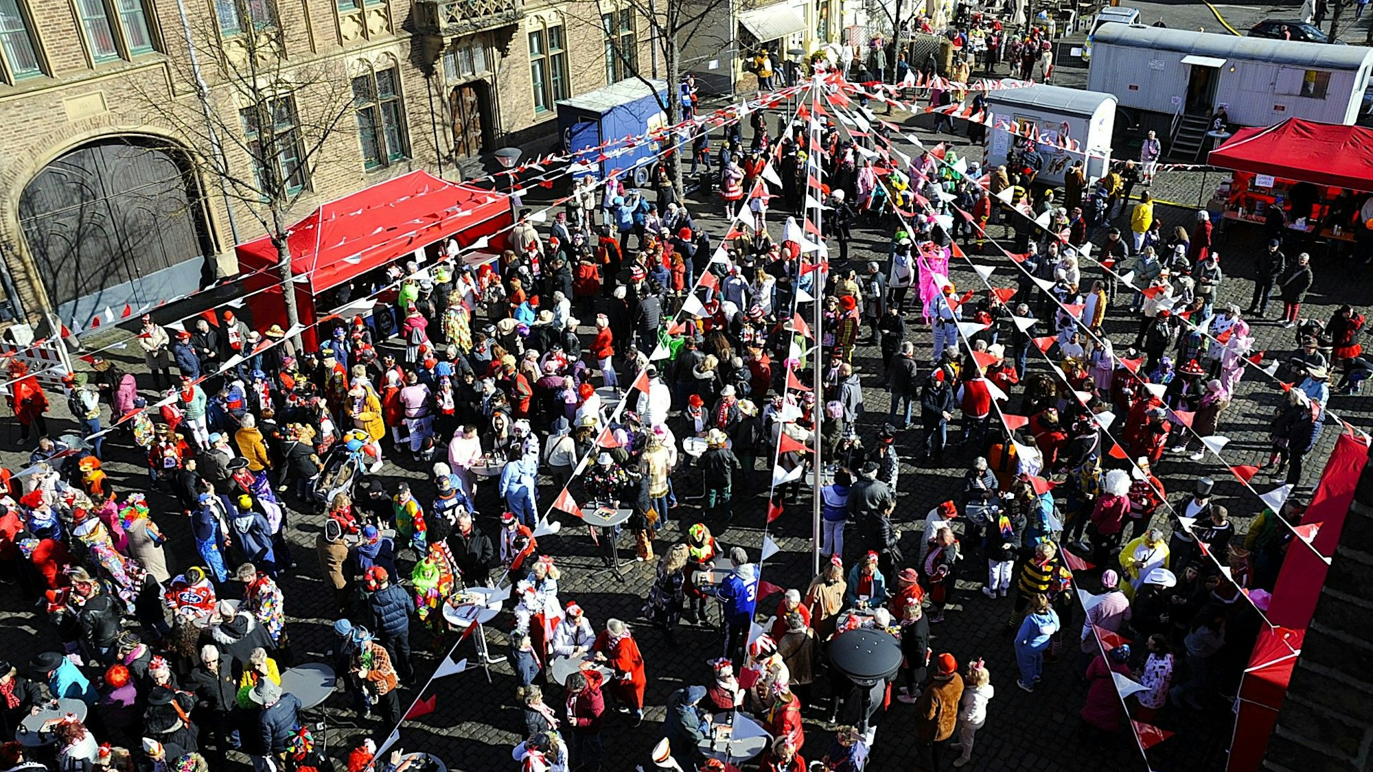 Der Lechenicher Marktplatz steht voll mit Menschen.