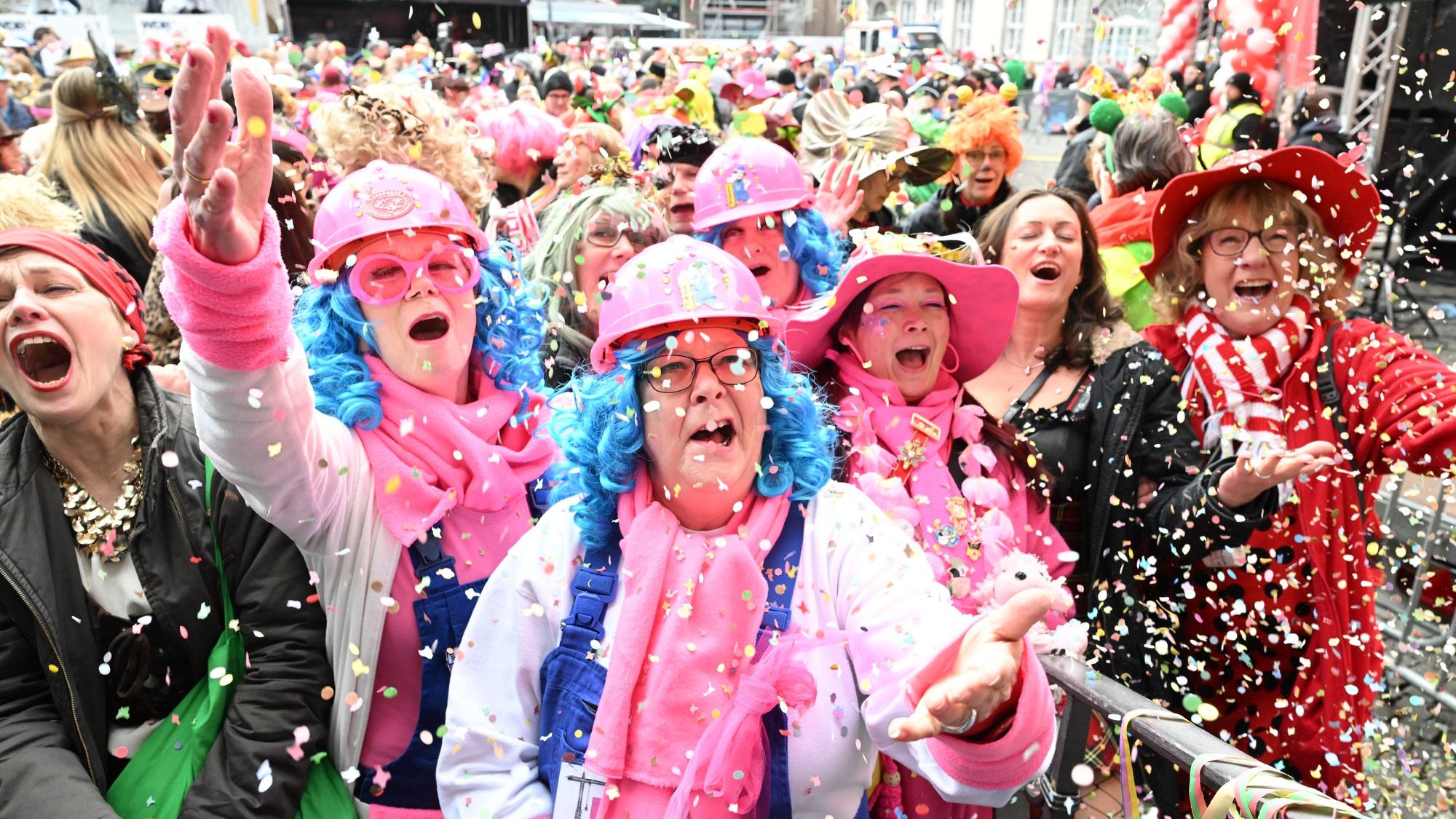 Kostümierte Jecken beginnen auf dem Alter Markt den Karneval zu feiern.