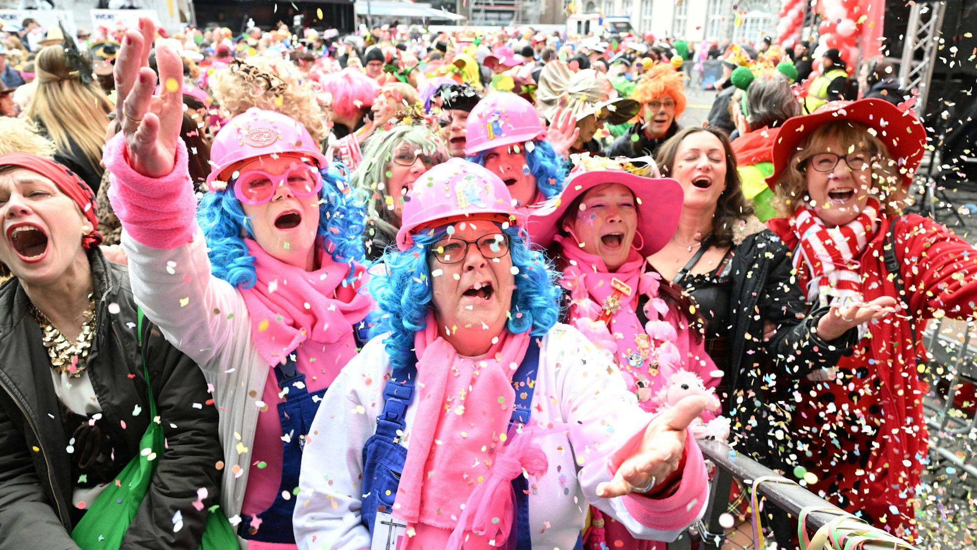 Kostümierte Jecken beginnen auf dem Alter Markt den Karneval zu feiern.