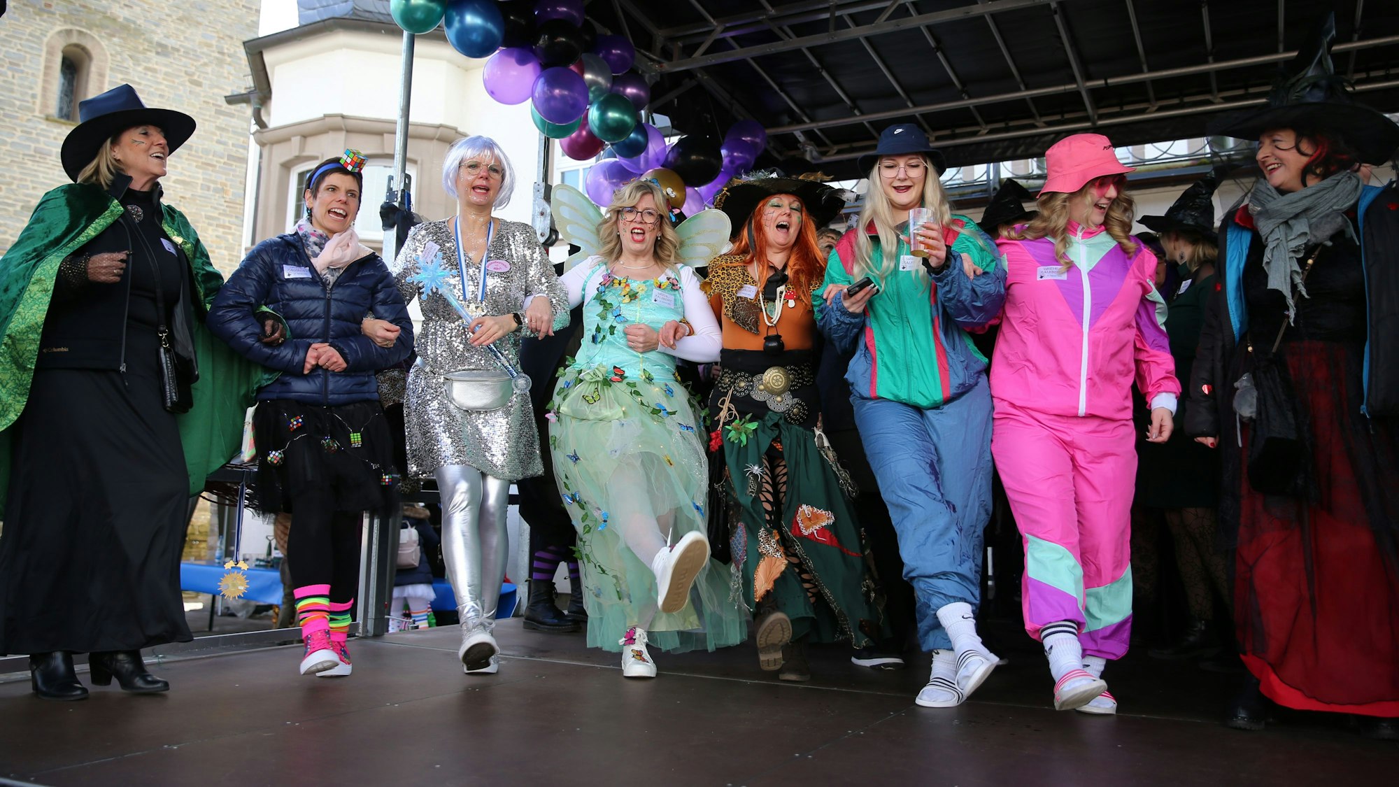 Eine Gruppe verkleideter Frauen tanzt auf der Bühne.