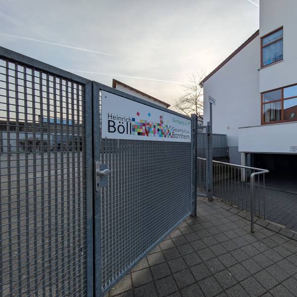 Nebeneingang der Heinrich-Böll-Gesamtschule in Merten.