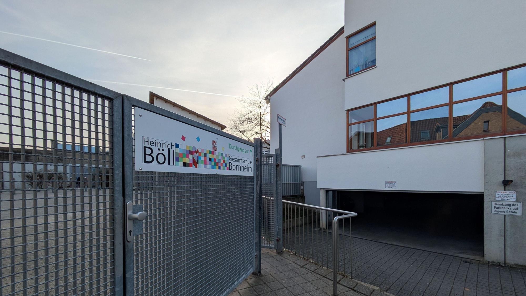 Nebeneingang der Heinrich-Böll-Gesamtschule in Merten.