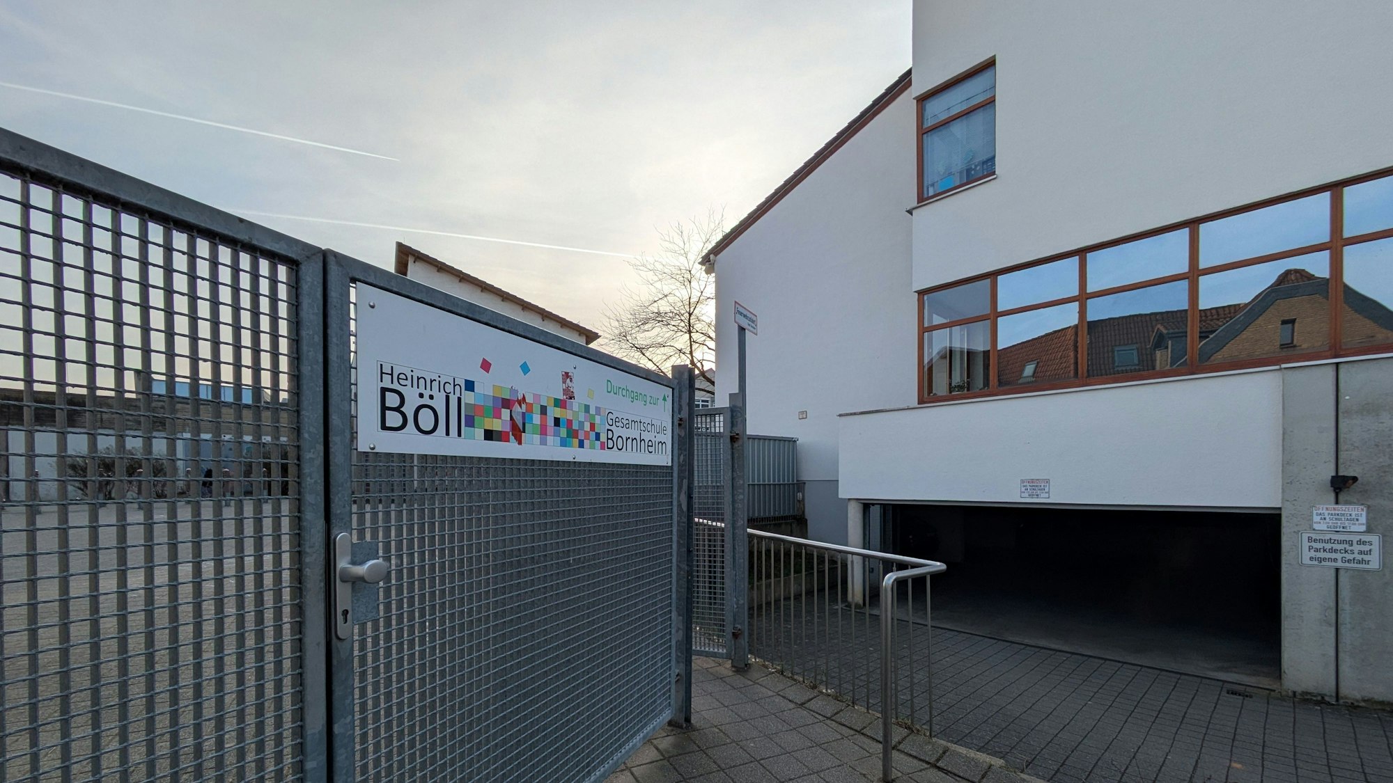 Nebeneingang der Heinrich-Böll-Gesamtschule in Merten.