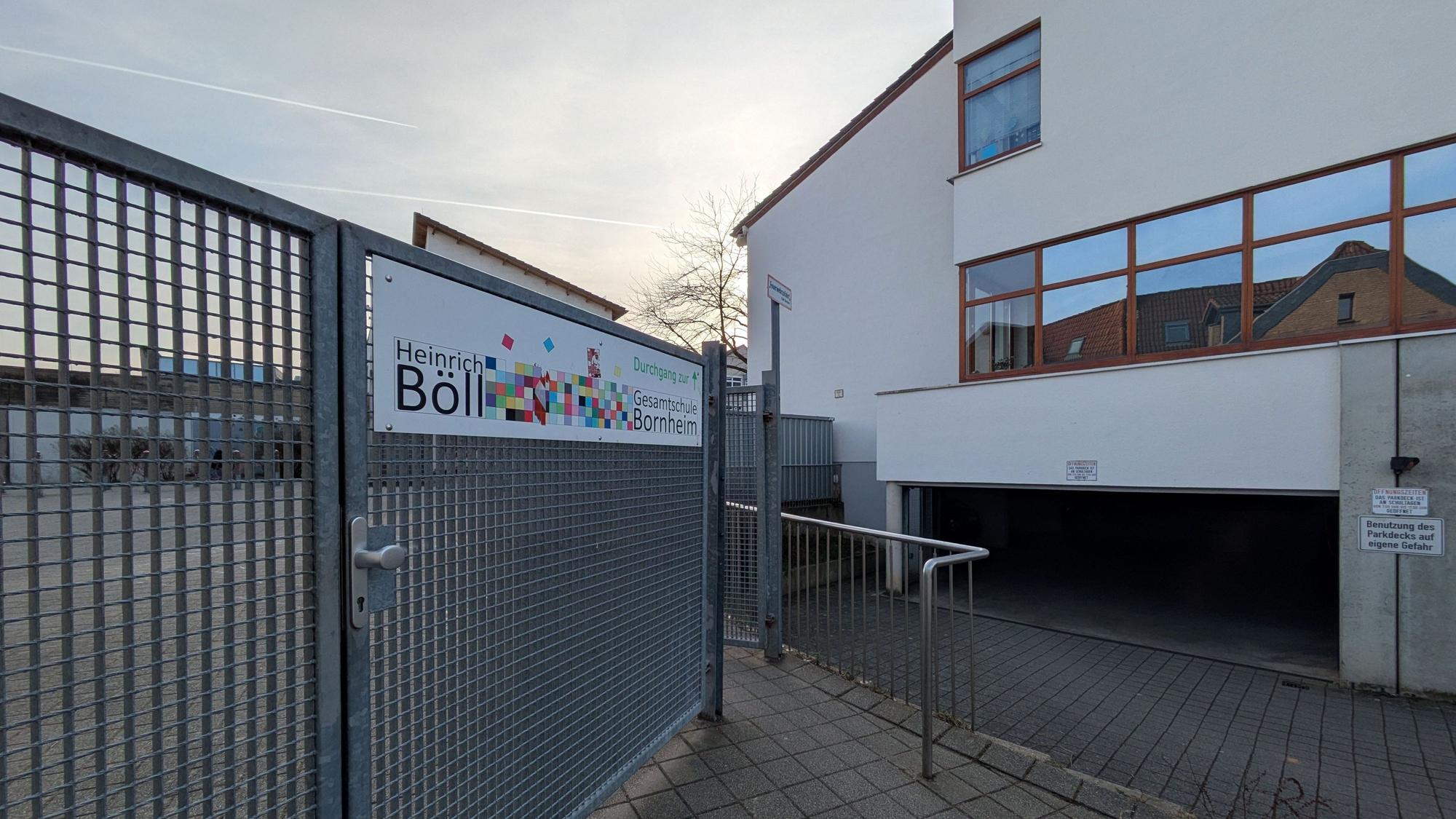 Der Seiteneingang der Heinrich-Böll-Gesamtschule.