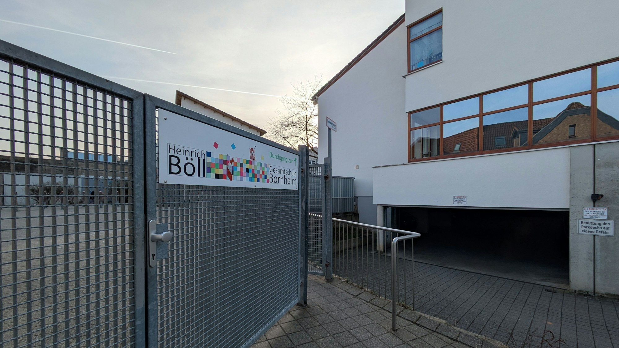Der Seiteneingang der Heinrich-Böll-Gesamtschule.