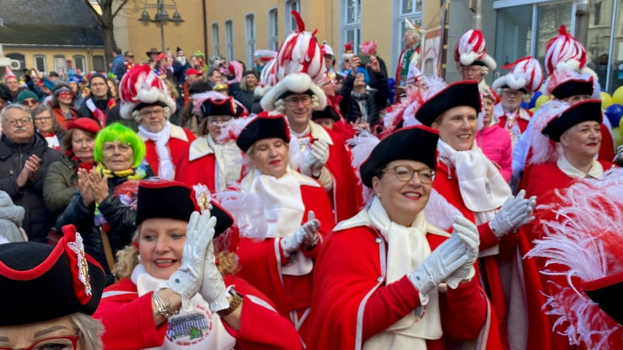 Zu sehen sind viele verkleidete Menschen.