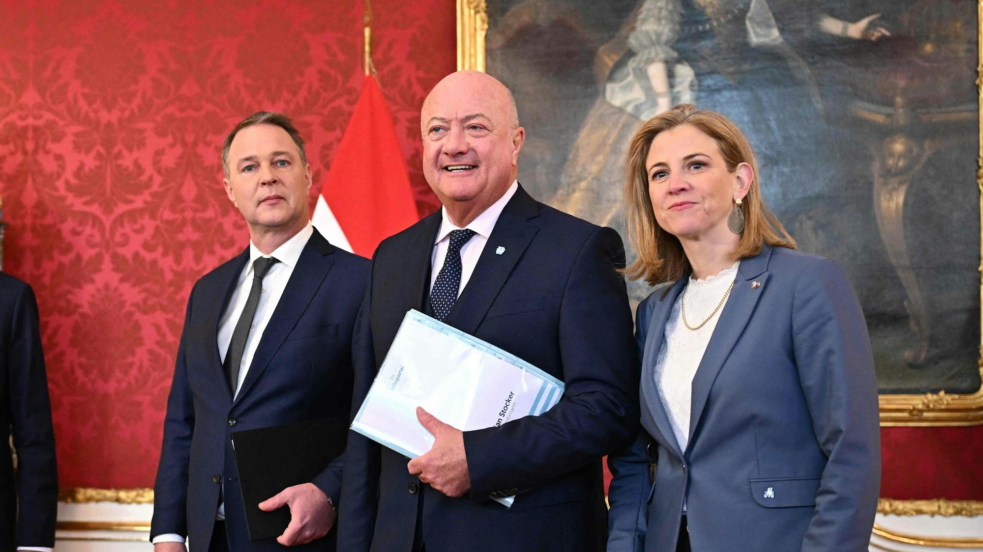 Andreas Babler (SPÖ), Christian Stocker (ÖVP) und Beate Meinl-Reisinger (Neos) beim Treffen mit Präsident Alexander van der Bellen.