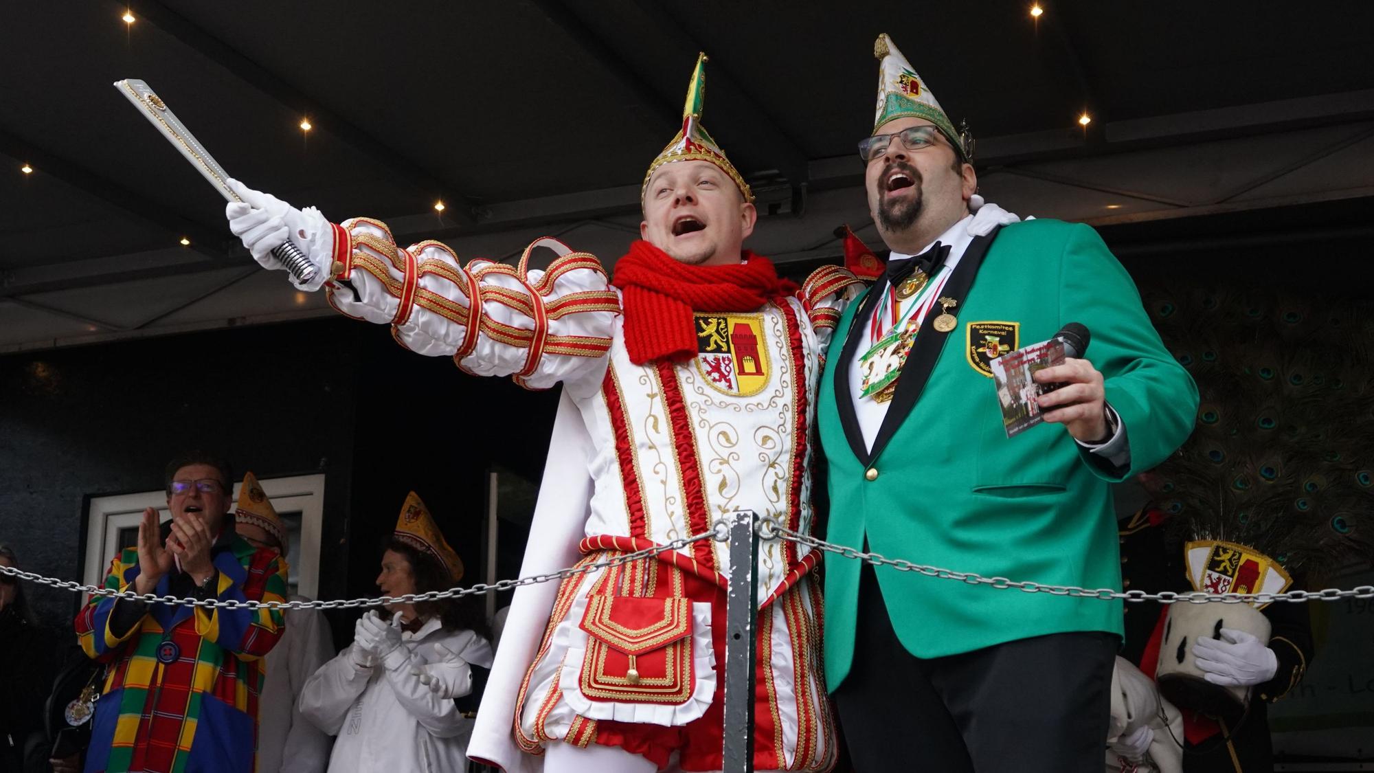 Das Foto zeigt Prinz Danel I. und den Sitzungspräsidenten des Festkomitees Andreas Noch.