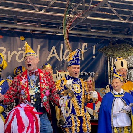 Zu sehen sind Bürgermeister Dieter Freytag und Prinz Benni I. (Benjamin Kamarakis).