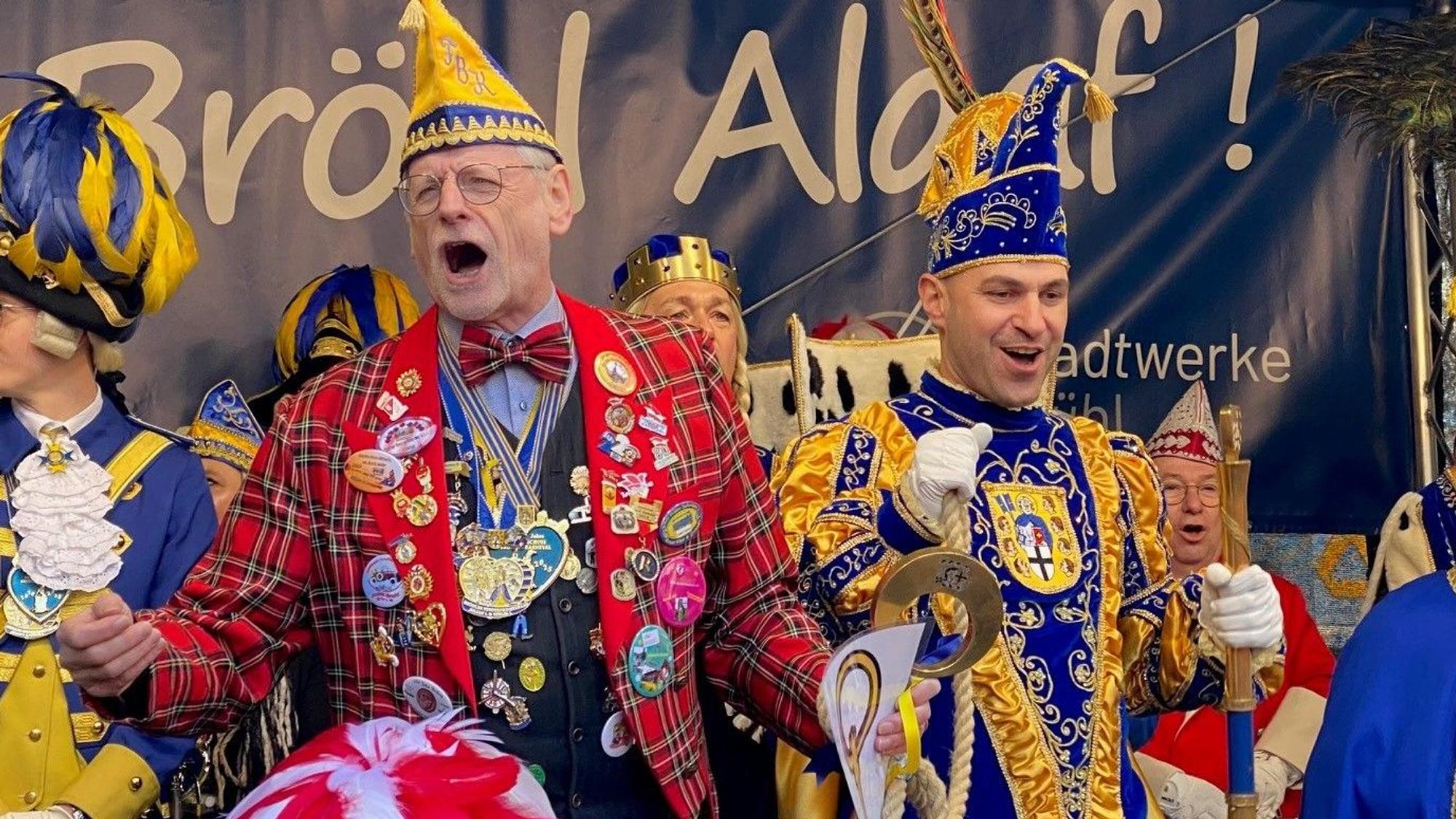 Zu sehen sind Bürgermeister Dieter Freytag und Prinz Benni I. (Benjamin Kamarakis).