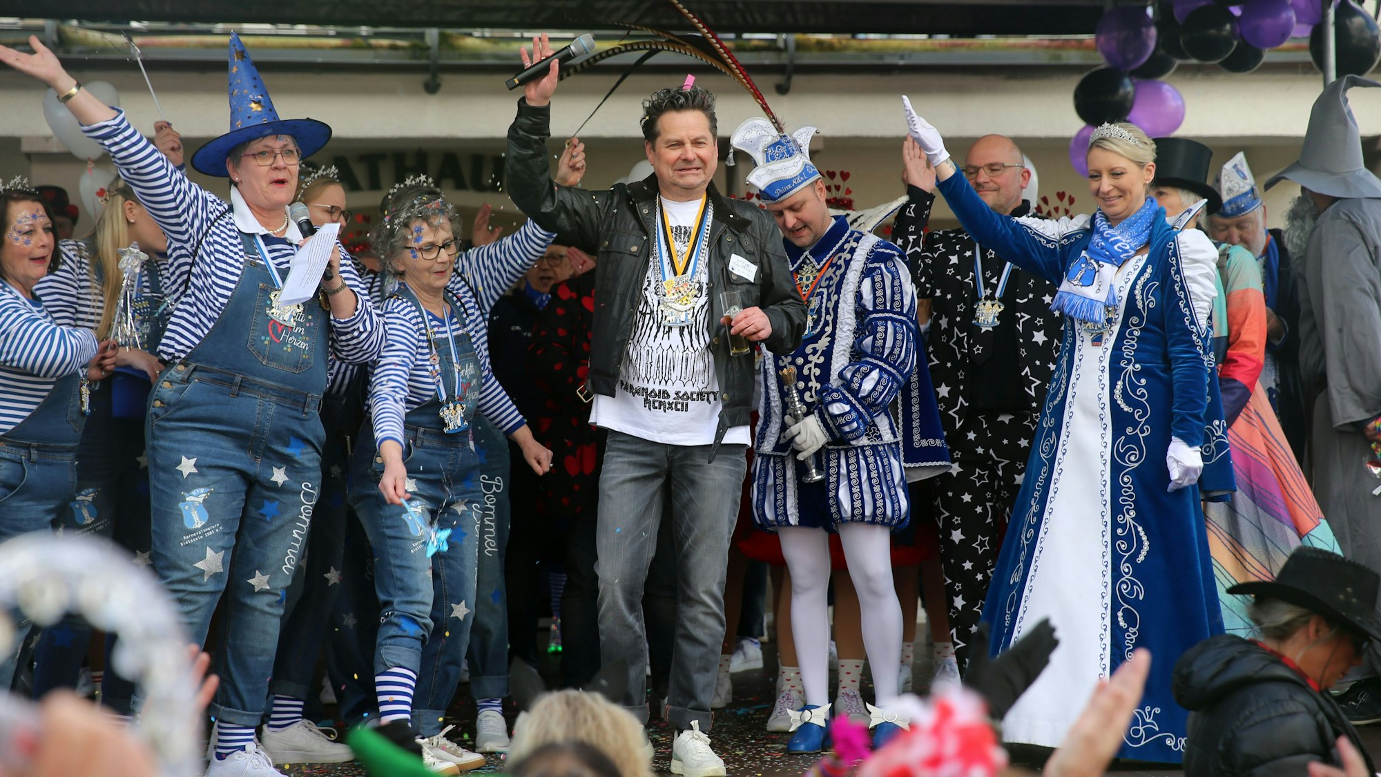 Bürgermeister Ulrich Stücker steht beim Rathaussturm in Wiehl auf der Bühne.